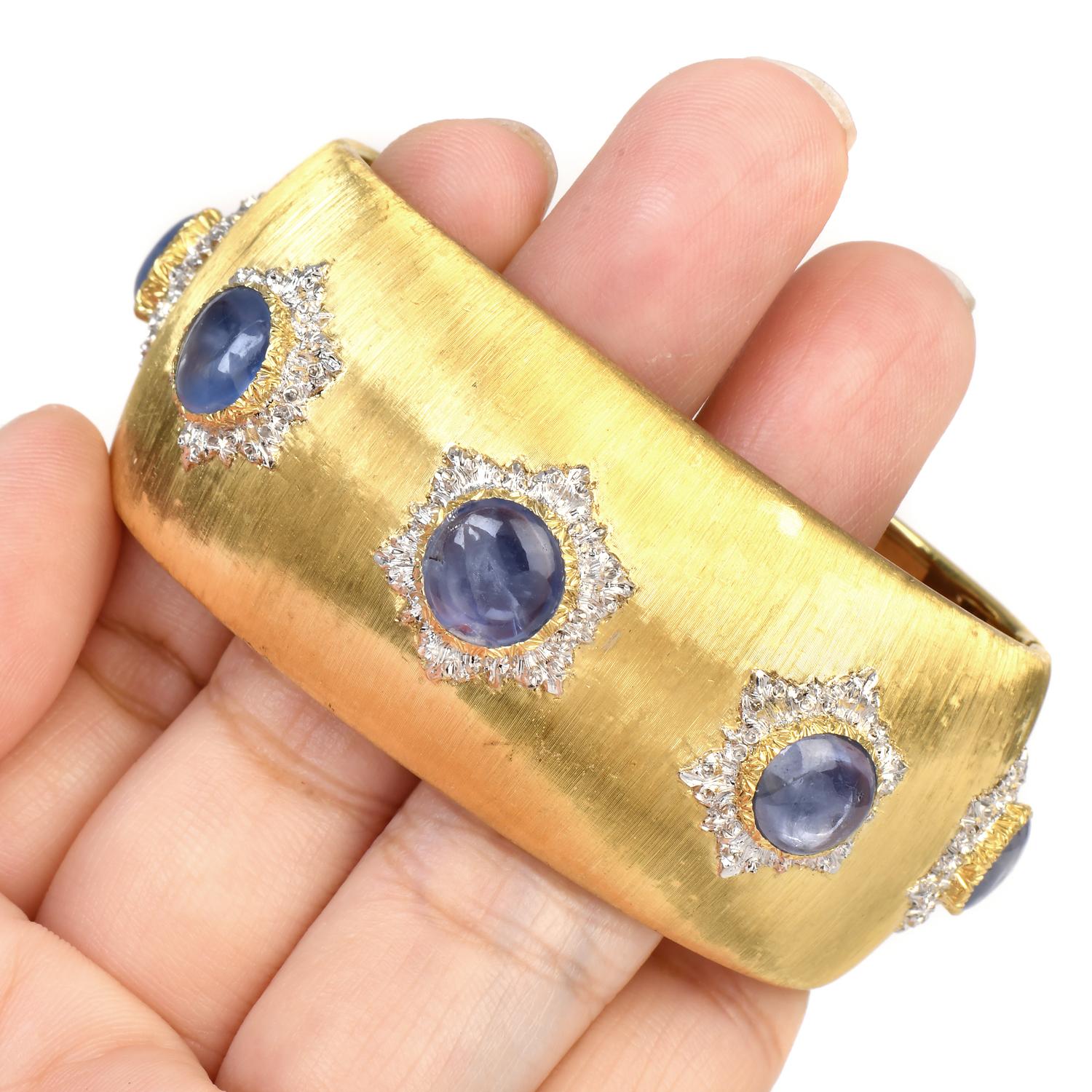 Art nouveau Buccellati Bracelet manchette vintage en or 18 carats avec cabochon de saphir bleu en vente