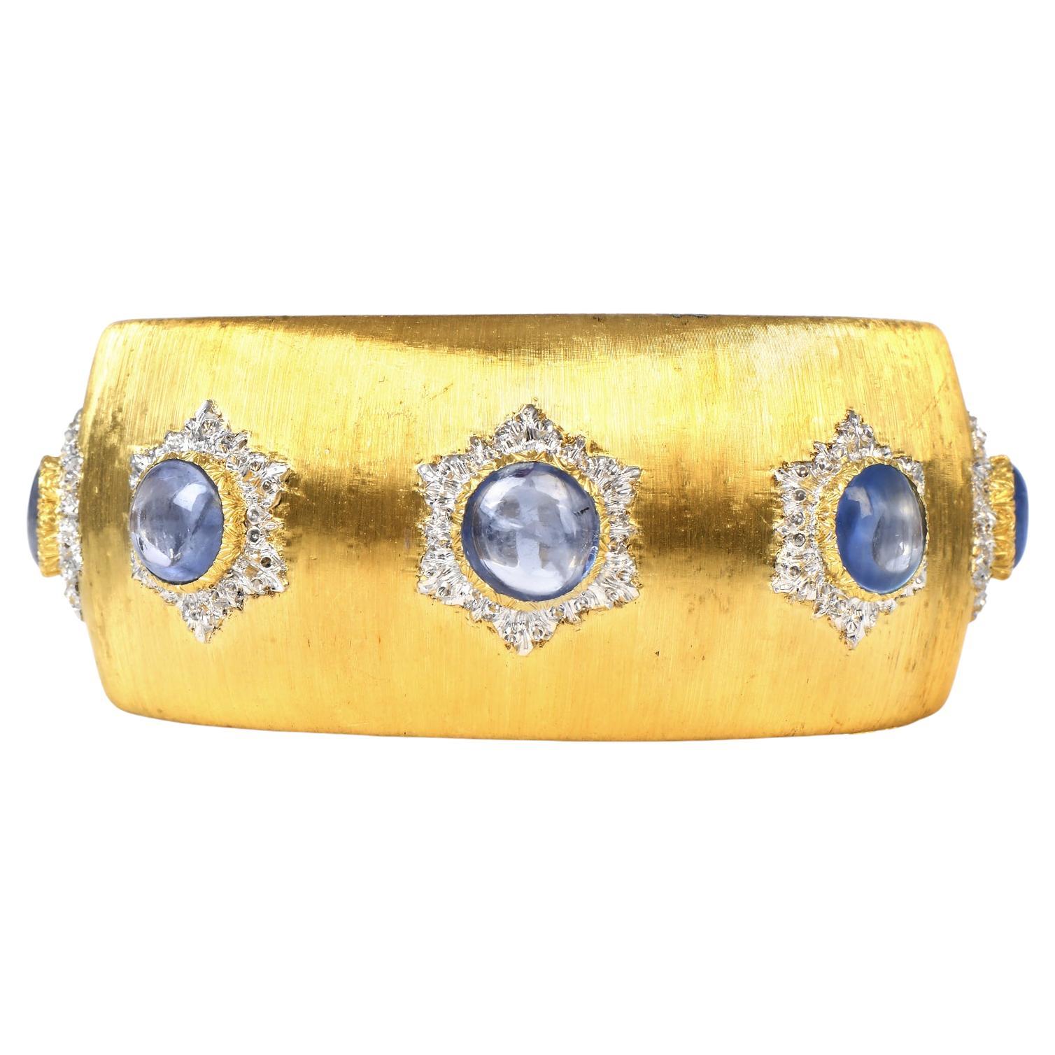Buccellati Bracelet manchette vintage en or 18 carats avec cabochon de saphir bleu en vente