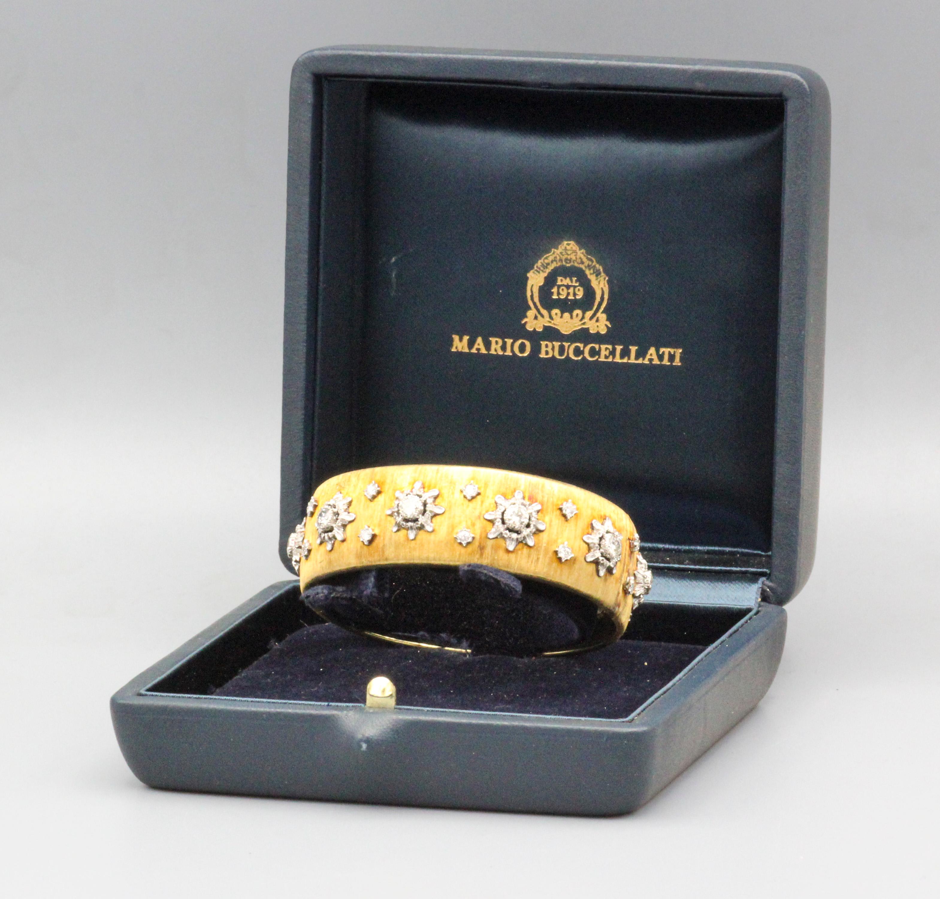 Versetzen Sie sich in den Glamour der 1970er Jahre mit diesem exquisiten Armreif von Buccellati mit Diamanten und 18 Karat zweifarbigem Gold. Dieses von dem renommierten italienischen Schmuckhaus mit viel Liebe zum Detail gefertigte Stück strahlt