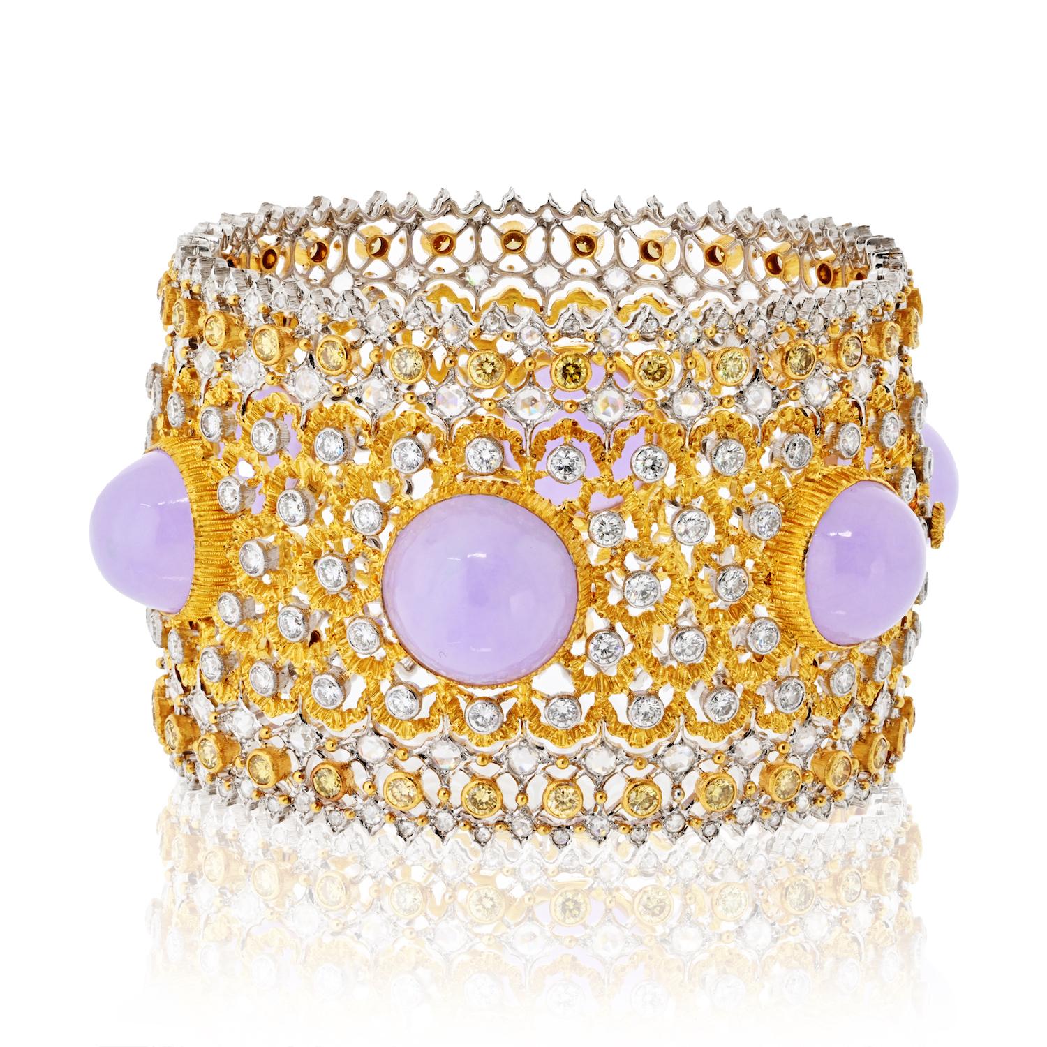 Questo bracciale Buccellati con diamanti e calcedonio è un capolavoro di eccezionale rarità e maestria. Il bracciale bicolore Buccellati Viscontessa 18K è davvero unico nel suo genere, un esempio squisito della maestria del marchio. 

Quasi