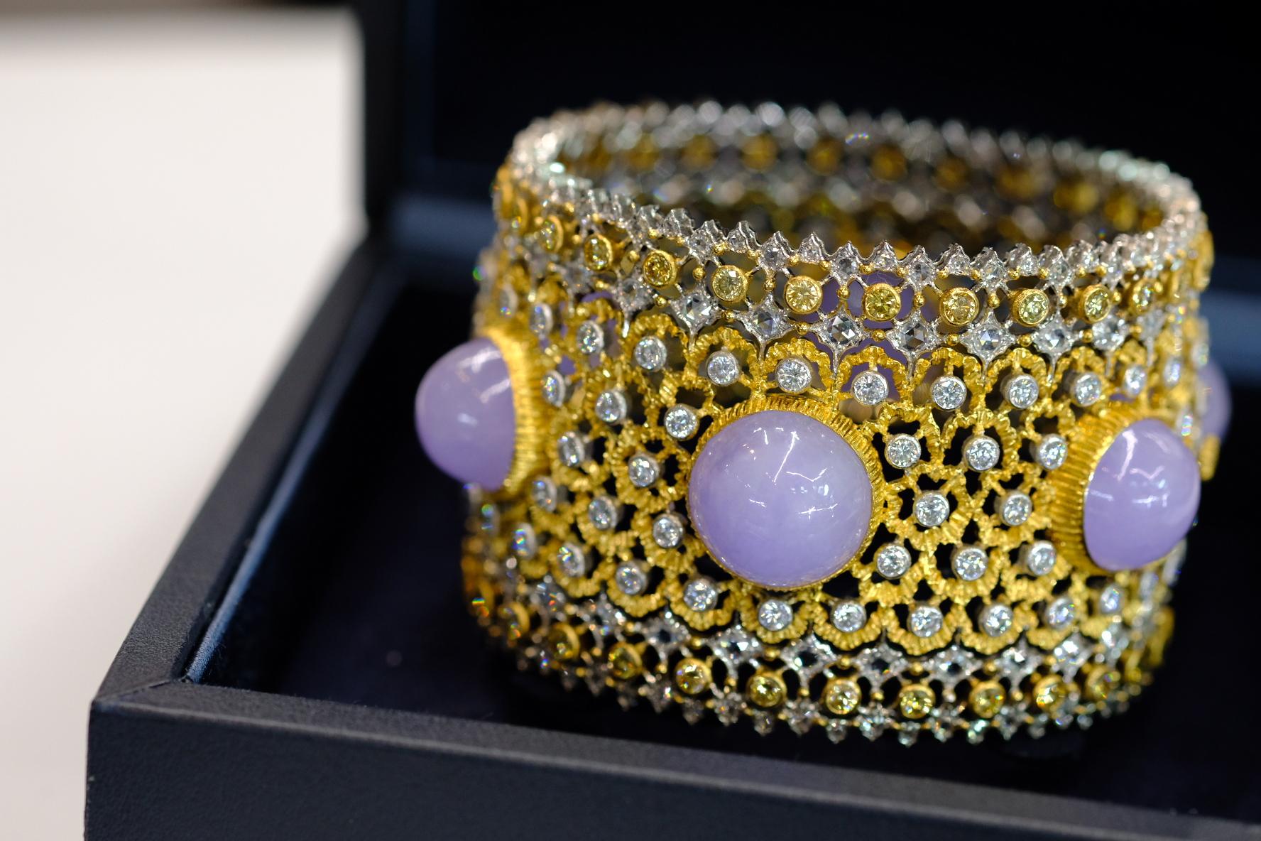 Donna Bracciale con diamanti e calcedonio bicolore 18 carati di Buccellati Viscontessa in vendita