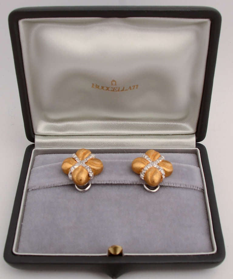A prima vista, questi orecchini sembrano essere in oro giallo con diamanti. Infatti, quelli che sembrano diamanti sono in realtà oro bianco, il che rende questi orecchini perfetti sia per il giorno che per la sera. Misurano 3/4