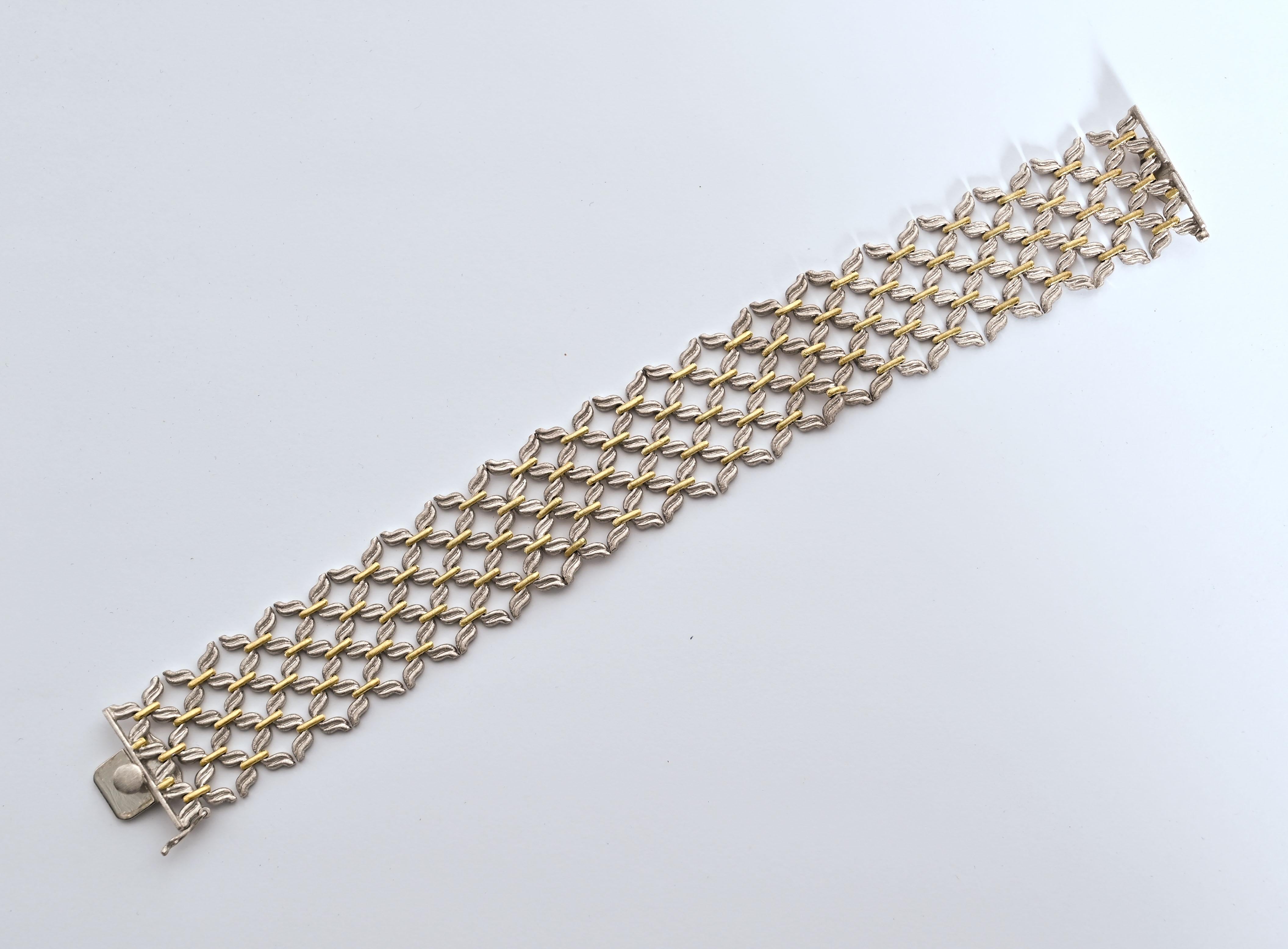 Bracelet à maillons délicats et finement réalisés par Gianmaria Buccellati. Des maillons incurvés en or blanc alternent avec des barres droites en or jaune pour créer un motif tissé inhabituel. Le bracelet est large de 7/8