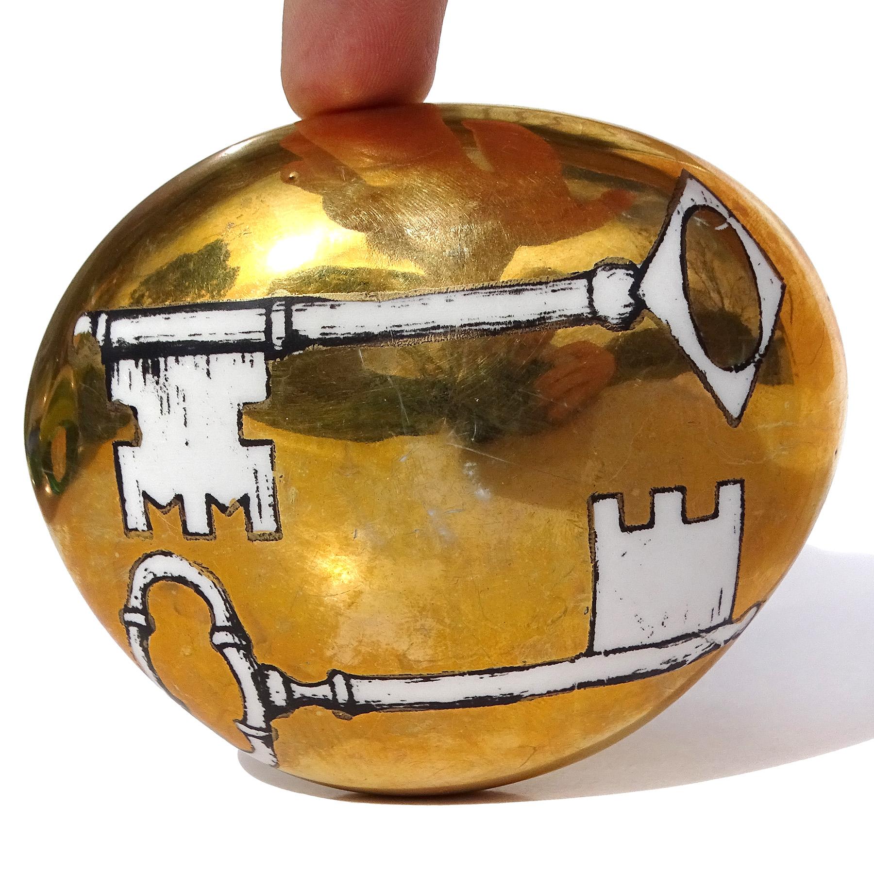 Beautiful vintage Bucciarelli Milano label gold surface with key design, Italian ceramic porcelain paperweight. The paperweight is gold gilt-decorated with two keys design transfers. The underside has a large 