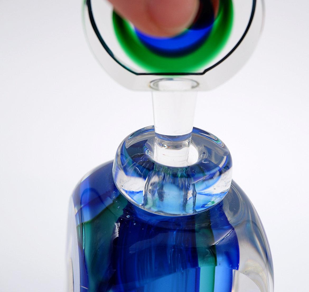 Usura coerente con l'età e l'uso.
 Bottiglia per profumo in vetro di Murano Glass Sommerso di Bucella Cristalli - attribuita a Luigi Onesto
Murano - Decorazione - Italiano Mid-Century
Misure: 6cmx6cm H. 17cm 