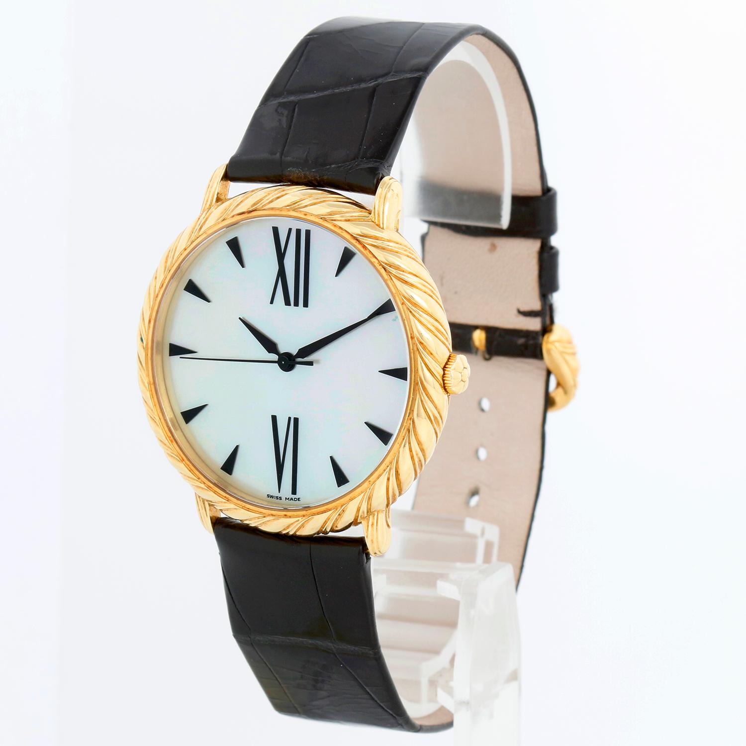 Bucelletti-Audachron  Perlmuttuhr aus 18K Gelbgold  Ref 5011 - Automatik. 18K Gelbgold ( 39 mm). Perlmutt mit Stabindexen und römischen Ziffern bei 6 und 12 Uhr. Schwarzes Bucelletti-Lederband mit Schließe aus 18 Karat Gelbgold. Pre-owned mit