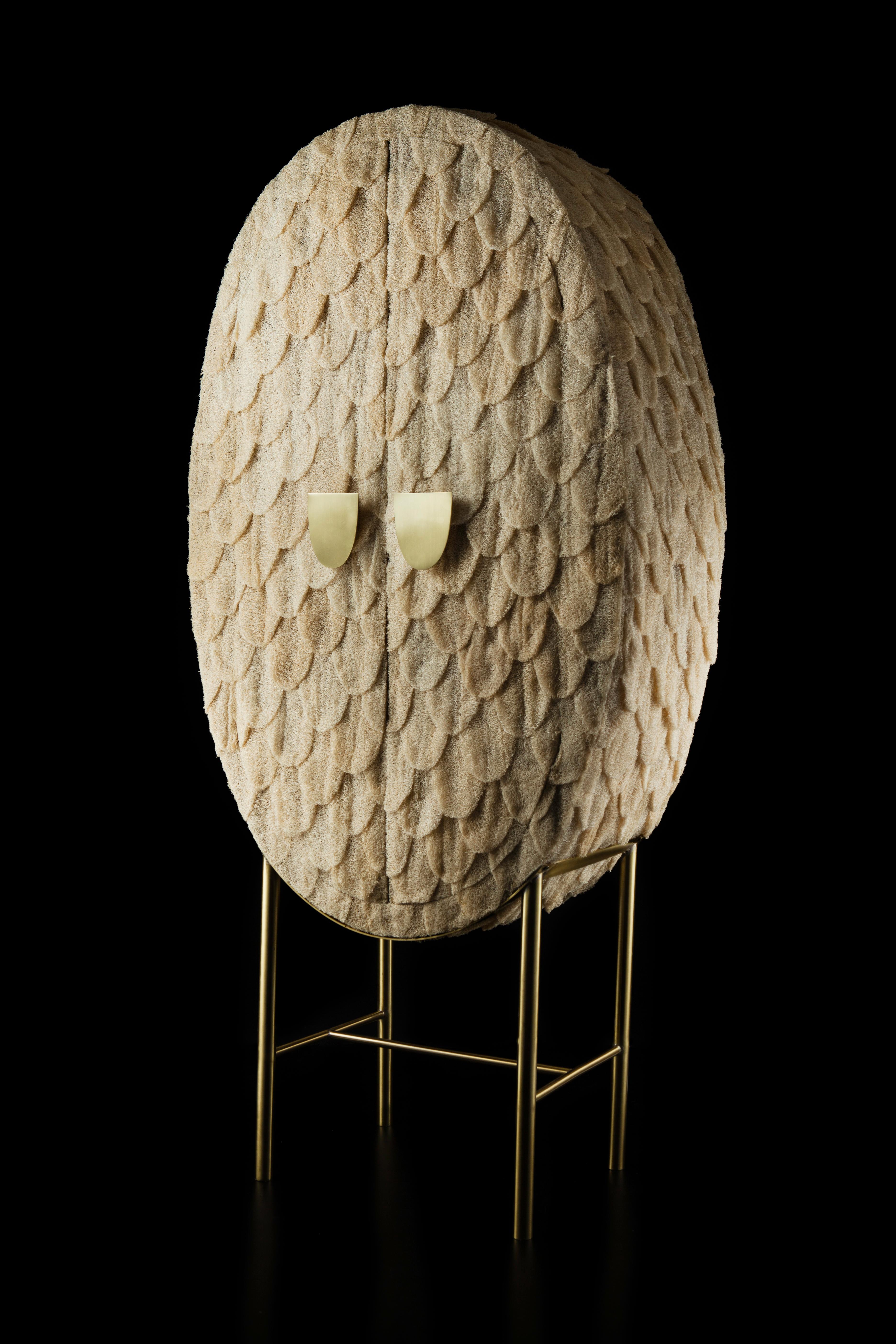 Bucha Soberana par Cultivado em Casa
MATERIAL : Luffa, bois
Dimensions : 80 x 45 x 175 cm : 80 x 45 x 175 cm

La luffa (connue sous le nom scientifique de luffa cynlindrica), une plante grimpante récurrente dans la culture brésilienne, a emmené les