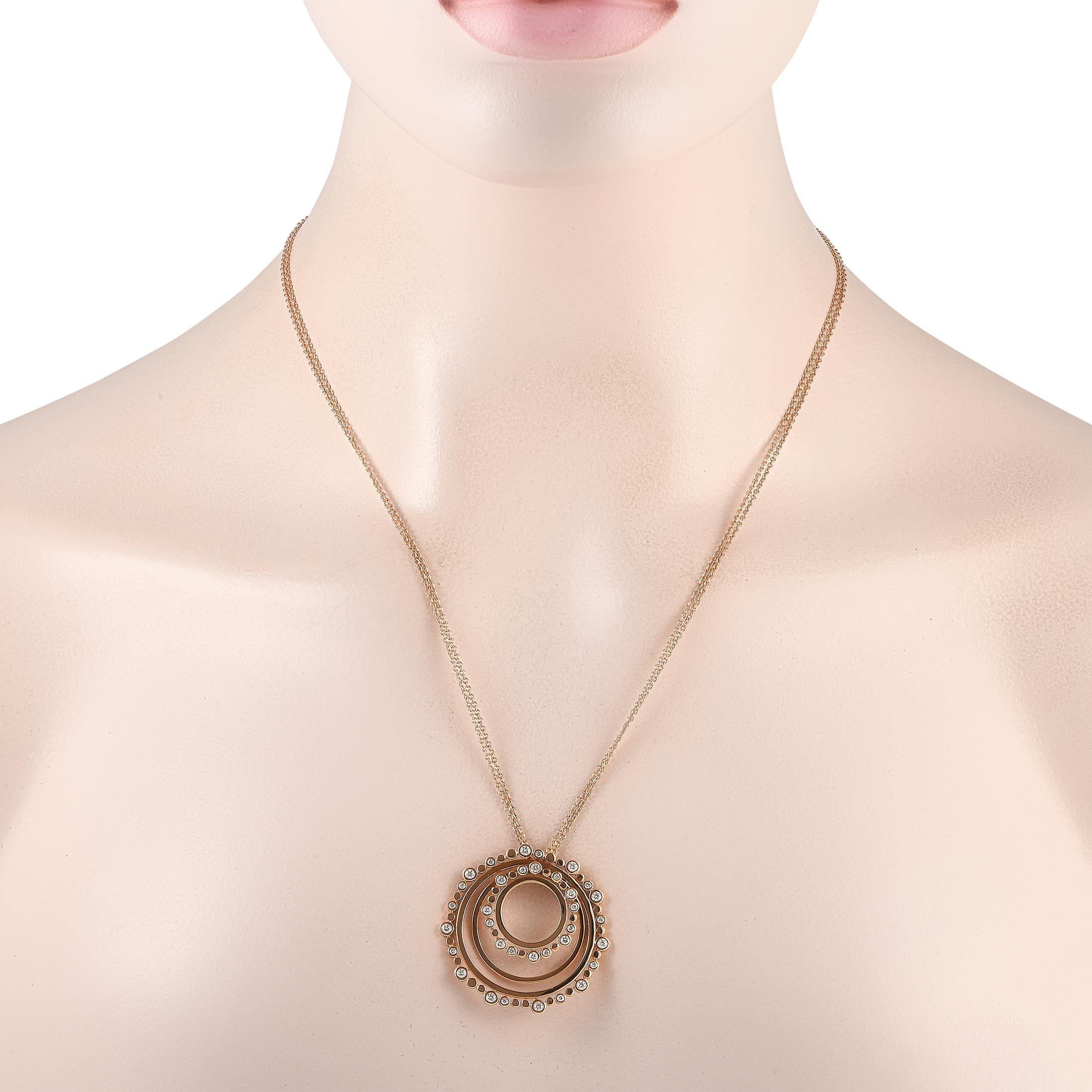 Un bijou polyvalent que vous pourrez porter à maintes reprises. Ce collier en or rose de Bucherer est composé d'une double chaîne de 30 pouces de long portant un pendentif rond à cercles concentriques. Le pendentif de 1,5 pouce de large présente des