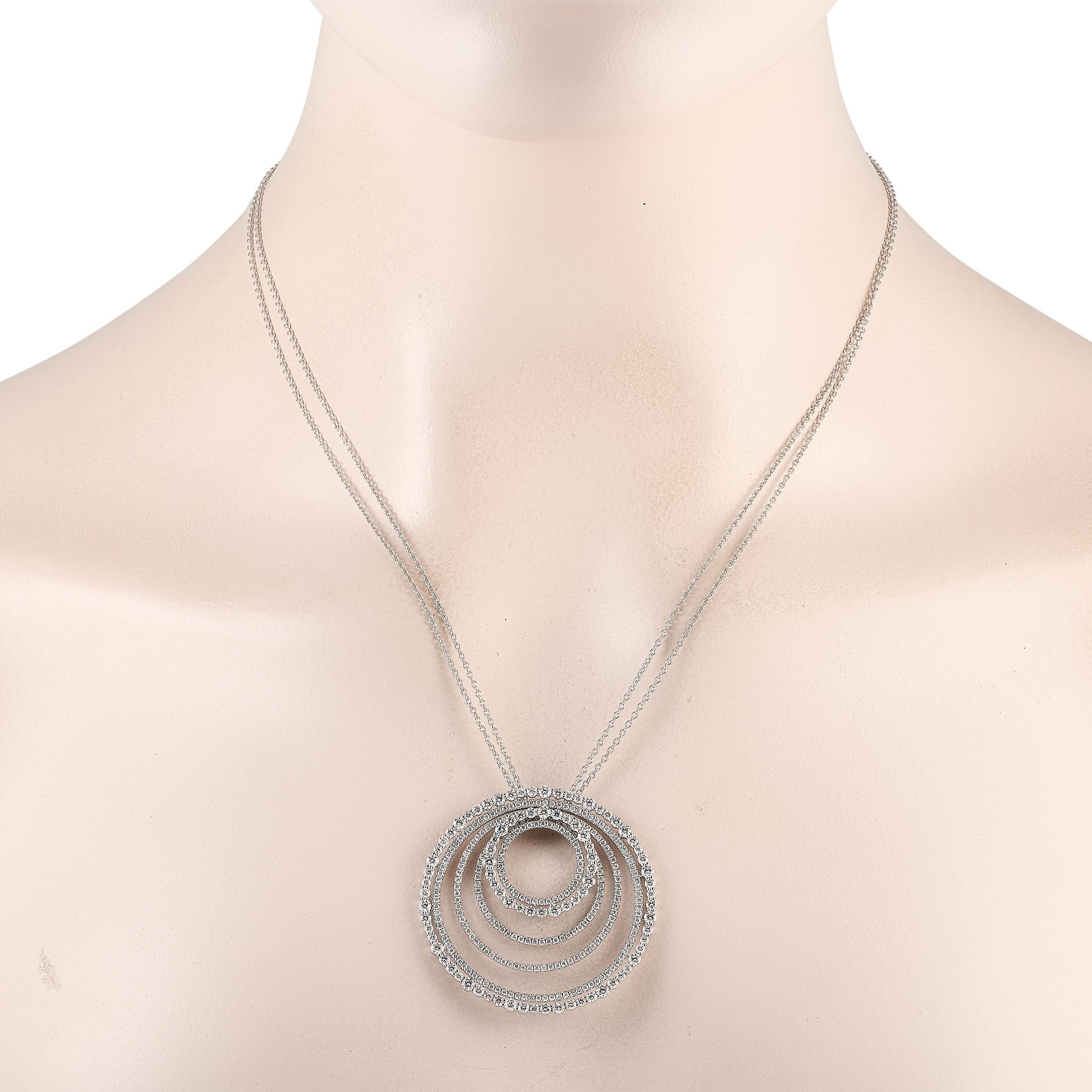 Diese weißgoldene Bucherer-Halskette mit ihrem unendlichen Funkeln ist eine brillante Möglichkeit, Ihren Look abzurunden. Es besteht aus einer doppelreihigen Halskette mit Karabinerverschluss. Der Anhänger besteht aus sechs Ringen, die sich in der