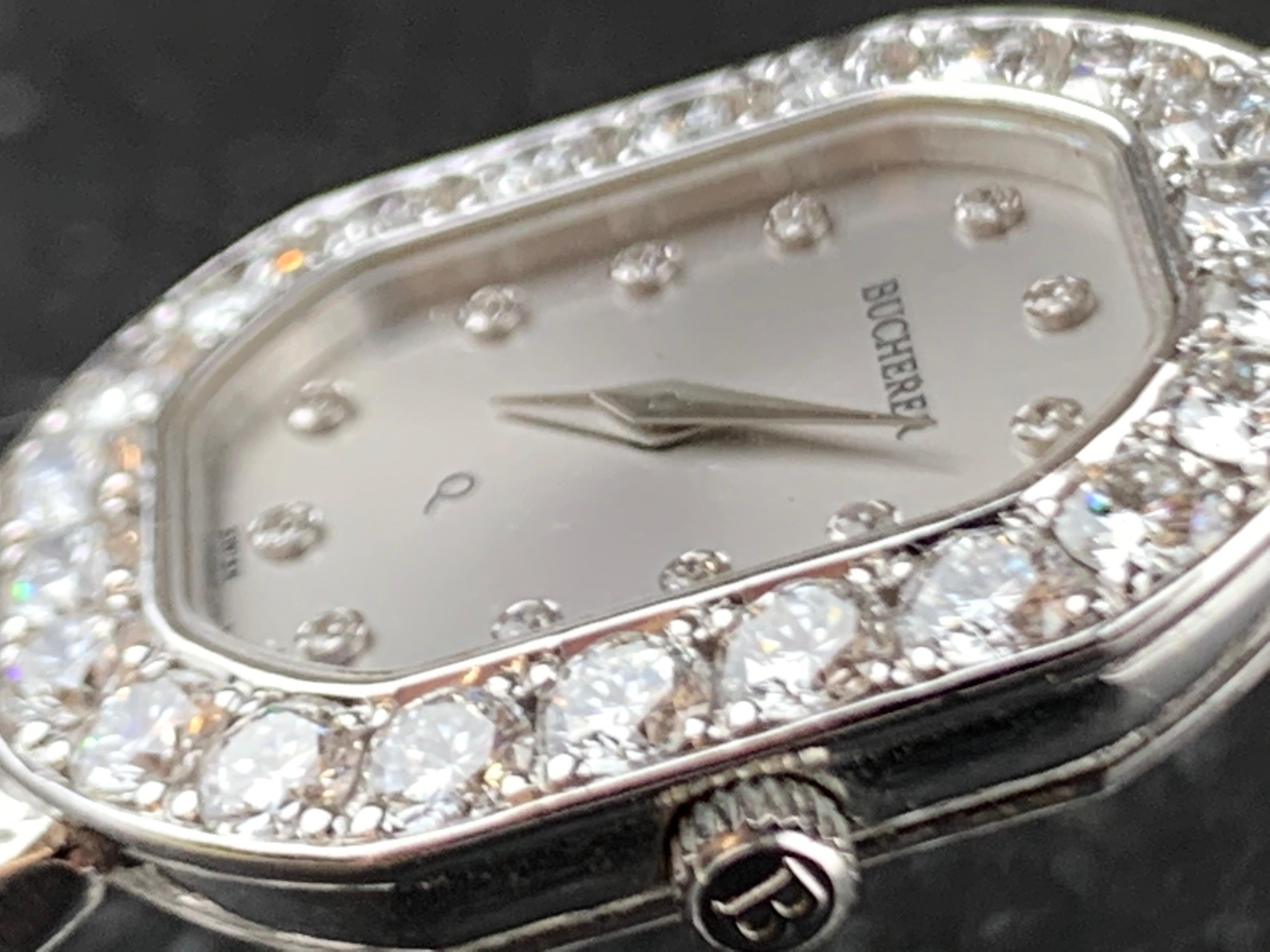 Montre habillée Bucherer en or blanc 18 carats avec diamants pour femmes. 
Réf. 976. 56 grammes d'or blanc 18 carats. Mouvement à pile à quartz.
Cadran perle avec point diamant. boîtier, bracelet, couronne et aiguilles en or blanc 18k. 
3 Carats de