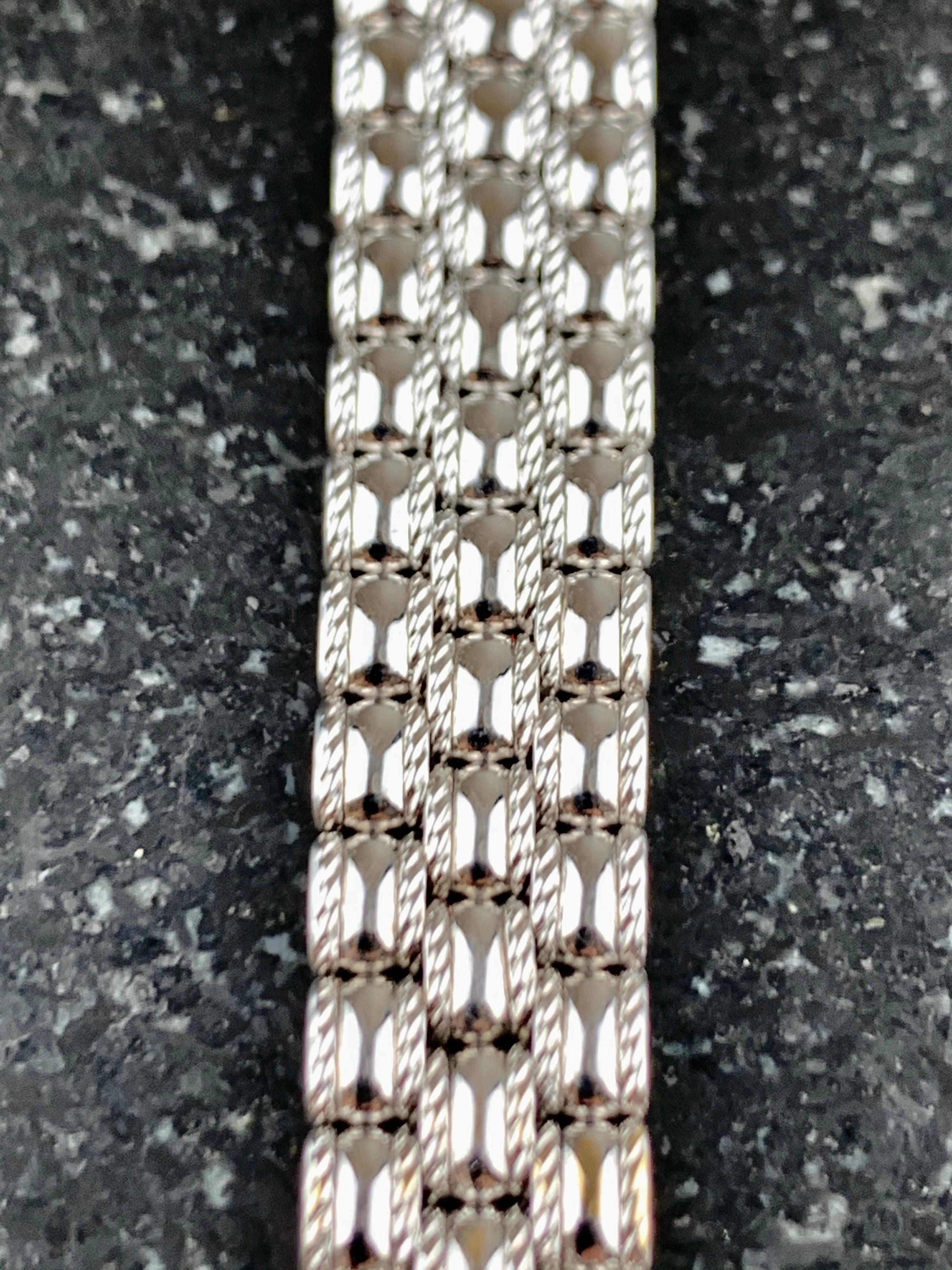 Bucherer Montre pour femme en or blanc 18 carats et diamants 14