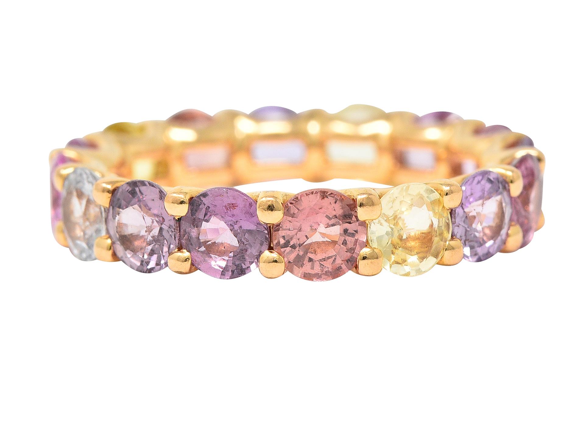Eternity-Band Ring verfügt über ausgefallene farbige Saphir gesetzt voll um über gemeinsame Zinken. Die roségoldenen Sitze sind tief geschwungen und haben ein gewelltes Profilmotiv. Saphire sind gut abgestimmt in Pastelltönen mit mittlerer