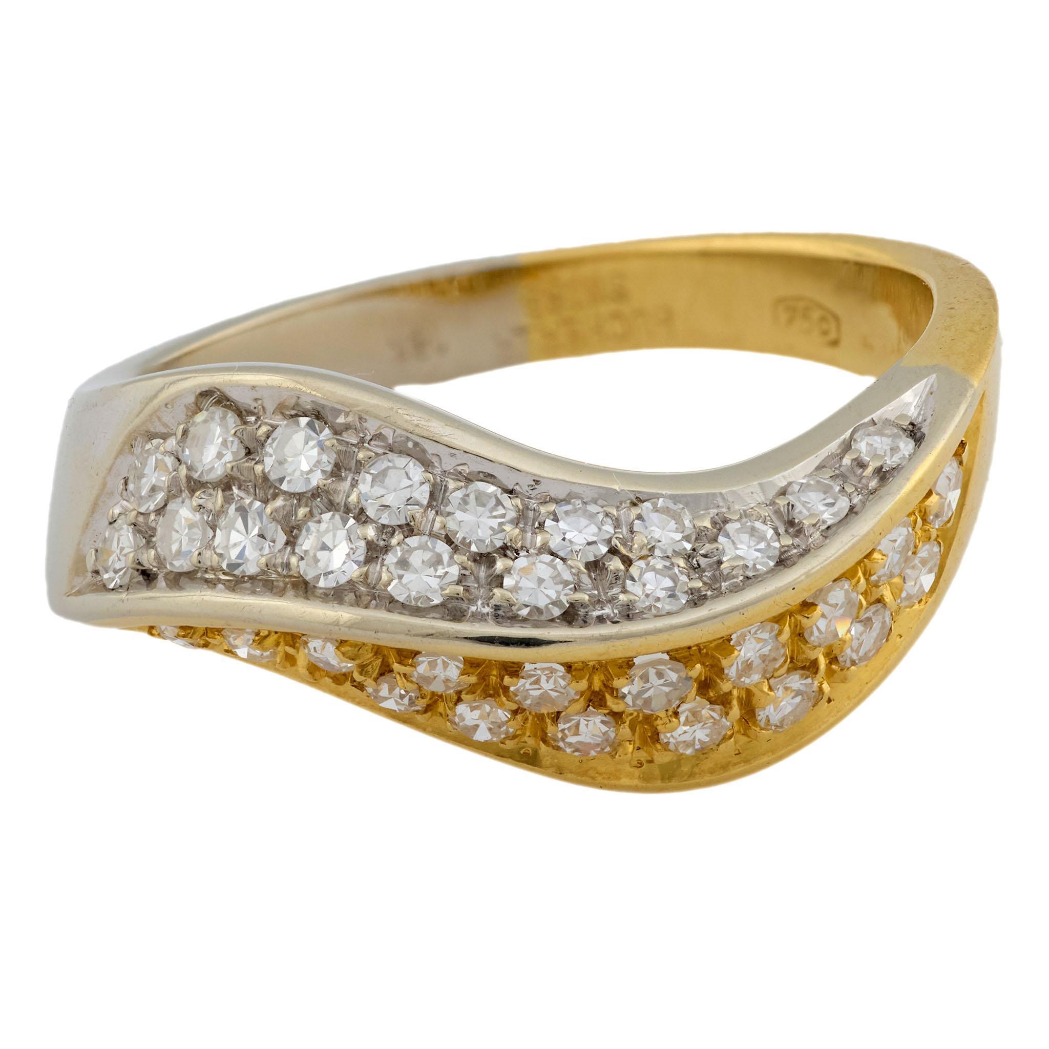 ¡Un impresionante anillo de metal mixto del diseñador de joyas Bucherer! Elaborado en oro amarillo y blanco de 18 quilates, ¡este anillo presenta un diseño único! El oro amarillo y el oro blanco consumen cada uno aproximadamente la mitad del anillo,