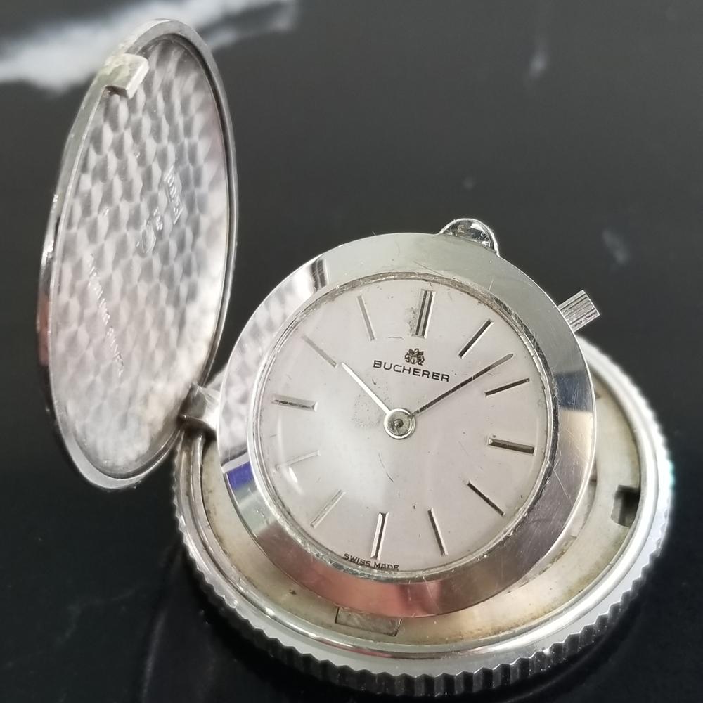 Seltene, klassische, versteckte Bucherer-Reiseuhr aus massivem 925er Sterlingsilber, ca. 1950er Jahre. Von einem Uhrmachermeister für echt befunden. Original Bucherer signiertes weißes Zifferblatt, aufgesetzte silberne Indexe, silberne Minuten- und
