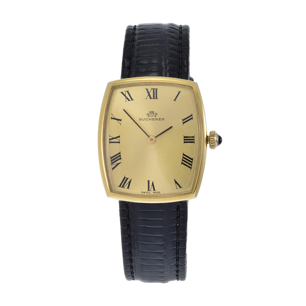 Wir präsentieren die Bucherer Swiss Made Watch aus den 1970er Jahren: Ein Vintage-Meisterwerk. Diese Uhr hat ein 33 x 38 mm großes, vergoldetes Gehäuse, ein goldenes Zifferblatt mit römischen Ziffern, eine Saphirkrone, ein Handaufzugswerk und ein