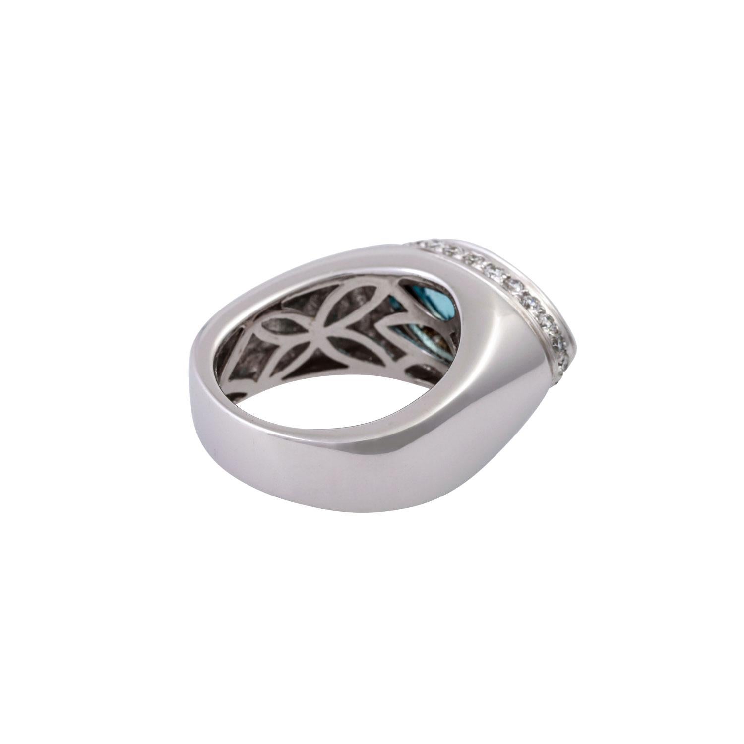 Moderne Bague BUCHWALD sertie d'un navett en topaze d'environ 4,85 carats et de diamants d'une valeur totale d'environ en vente