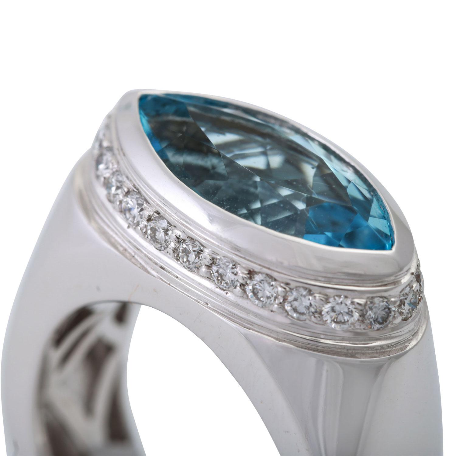 Bague BUCHWALD sertie d'un navett en topaze d'environ 4,85 carats et de diamants d'une valeur totale d'environ Excellent état - En vente à Stuttgart, BW