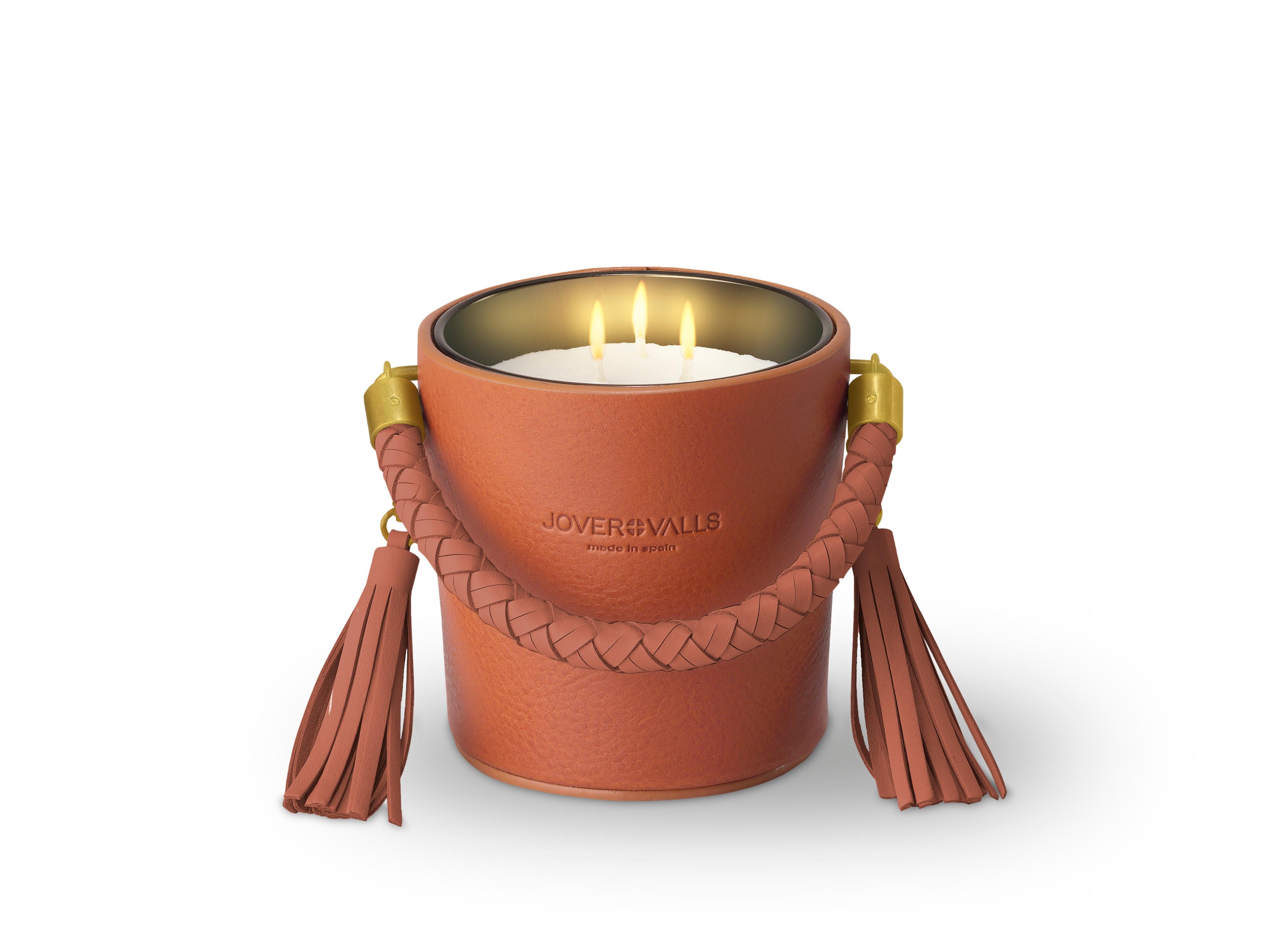 We introduce our leather candleholder’s collection designed at our atelier, hand-made by leather artisans using top grade European cowhides that become sub-product from food industry, vegetable tanned using waxes, tree barks and natural pigments for