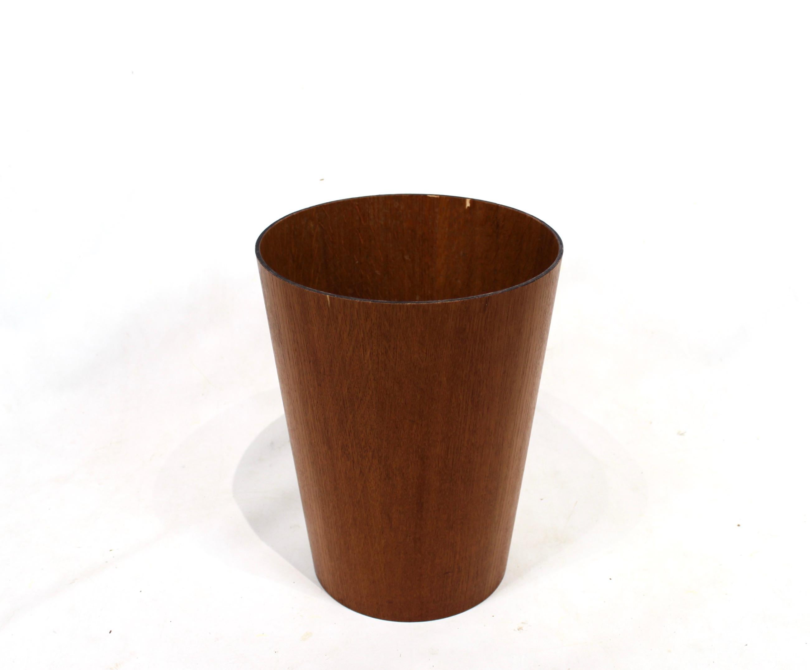 Bucket in teak of Swedish design Servex from the 1960s. The item is in great vintage condition.