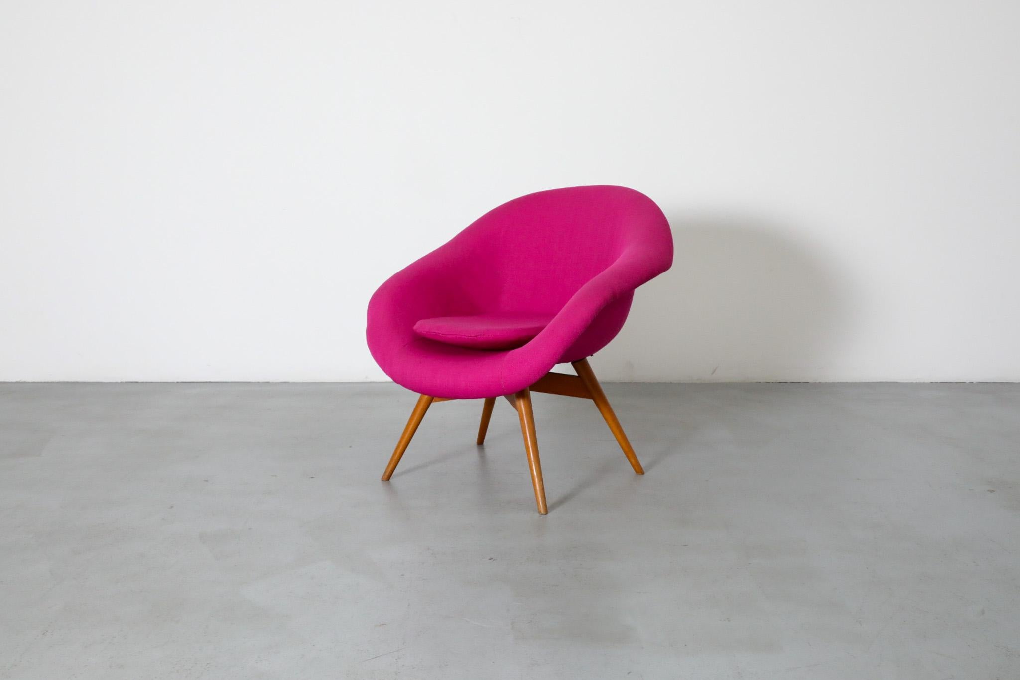 Silla cubo rosa fucsia recién tapizada, obra de Miroslav Navratil. El bastidor está en buen estado original. Otros estilos similares disponibles en colores surtidos y listados por separado.