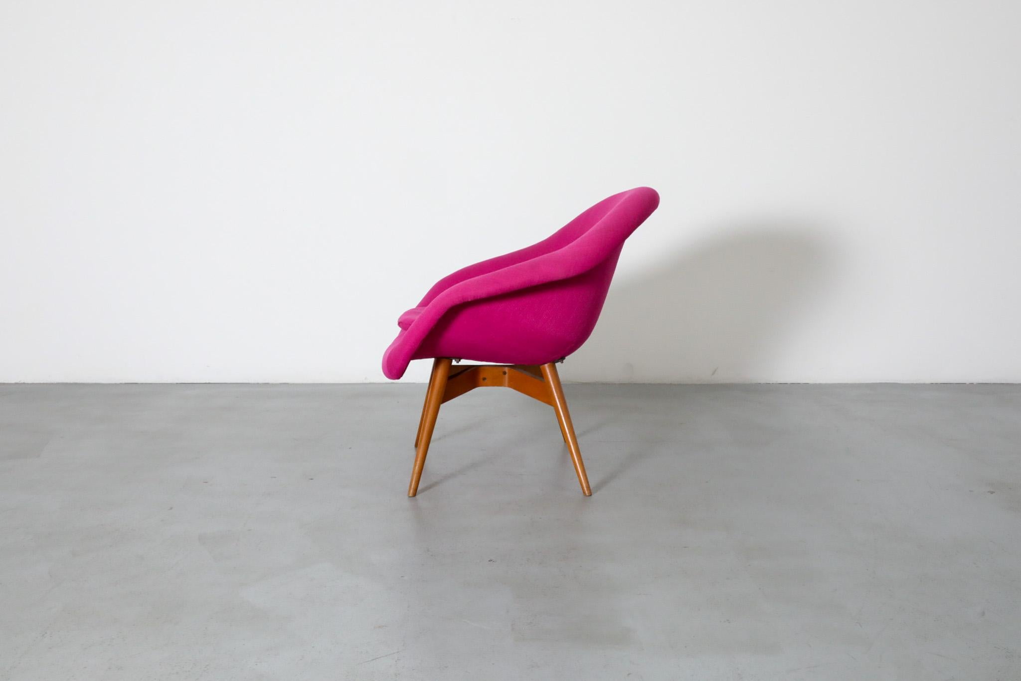 Silla Bucket Lounge de Miroslav Navrátil para Vertex en tapicería New Fuschia Moderno de mediados de siglo en venta
