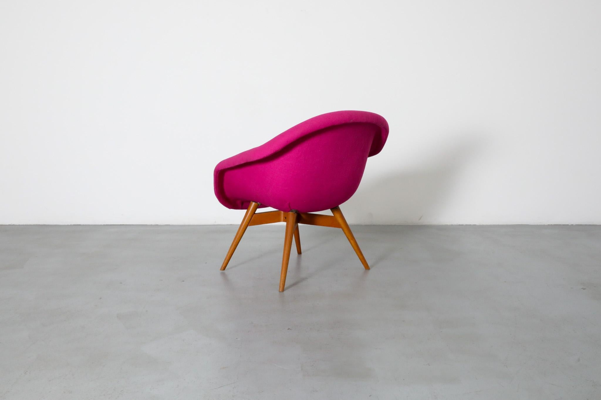 Silla Bucket Lounge de Miroslav Navrátil para Vertex en tapicería New Fuschia Checo en venta