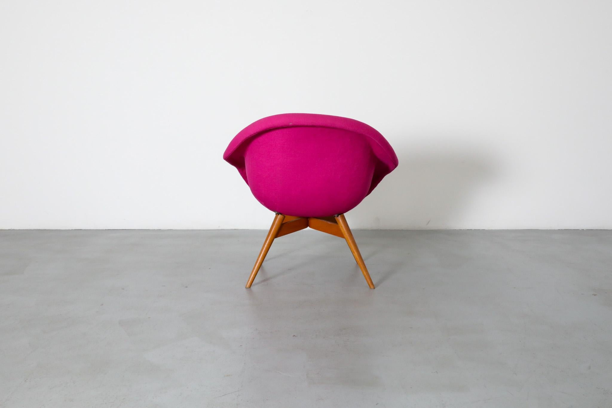 Silla Bucket Lounge de Miroslav Navrátil para Vertex en tapicería New Fuschia en Bueno estado para la venta en Los Angeles, CA