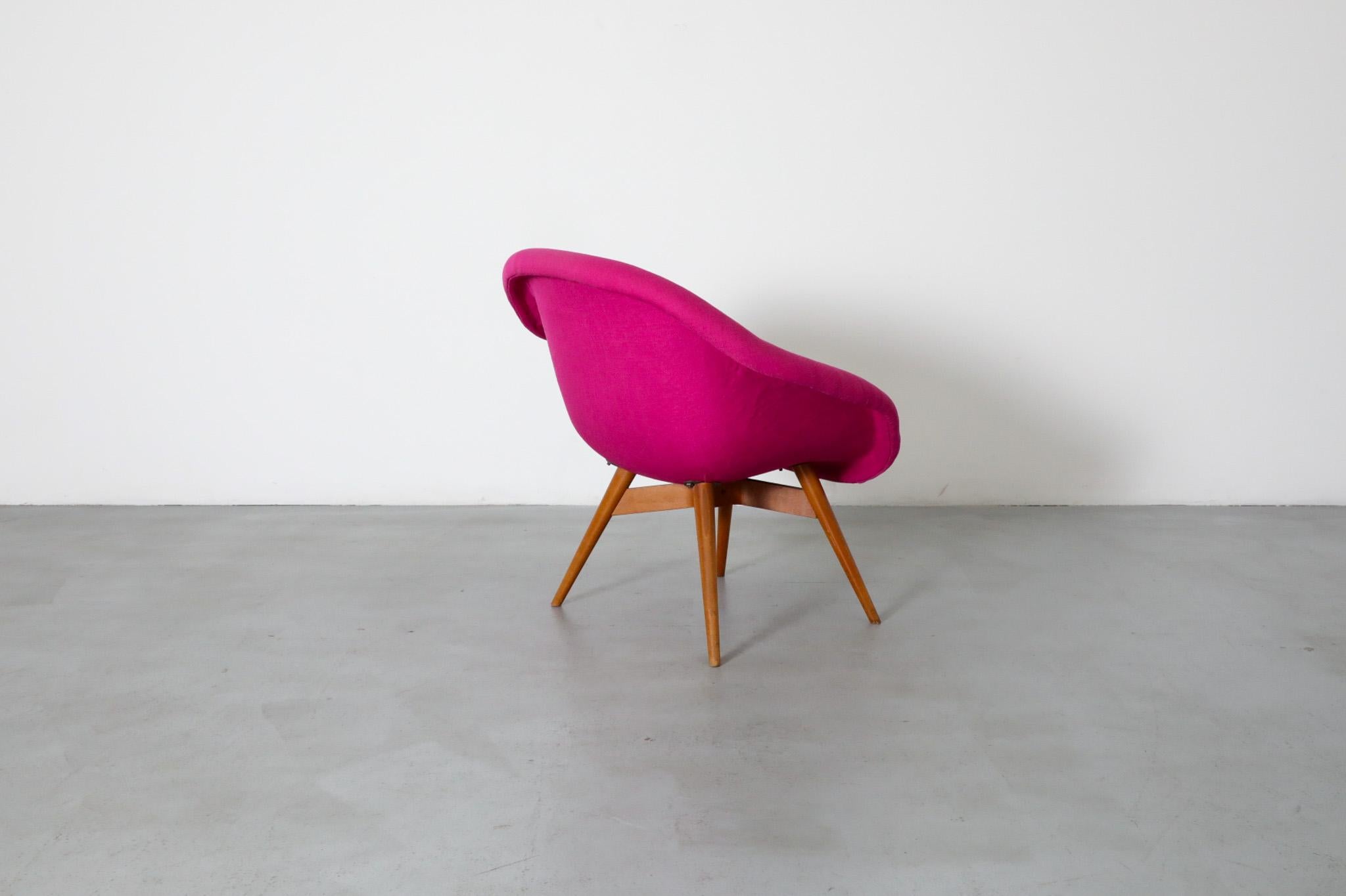 Silla Bucket Lounge de Miroslav Navrátil para Vertex en tapicería New Fuschia siglo XX en venta