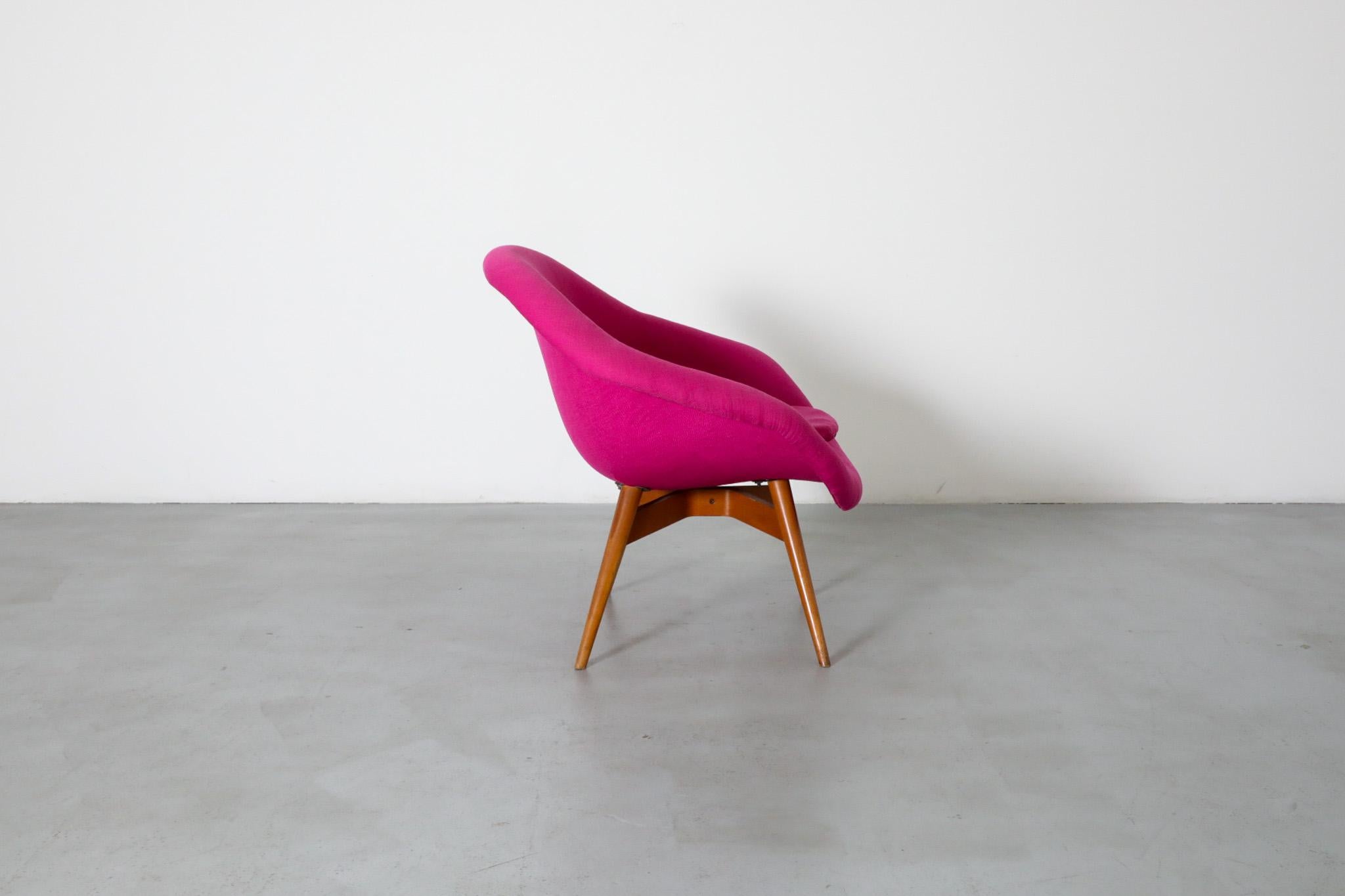 Silla Bucket Lounge de Miroslav Navrátil para Vertex en tapicería New Fuschia Tapicería en venta