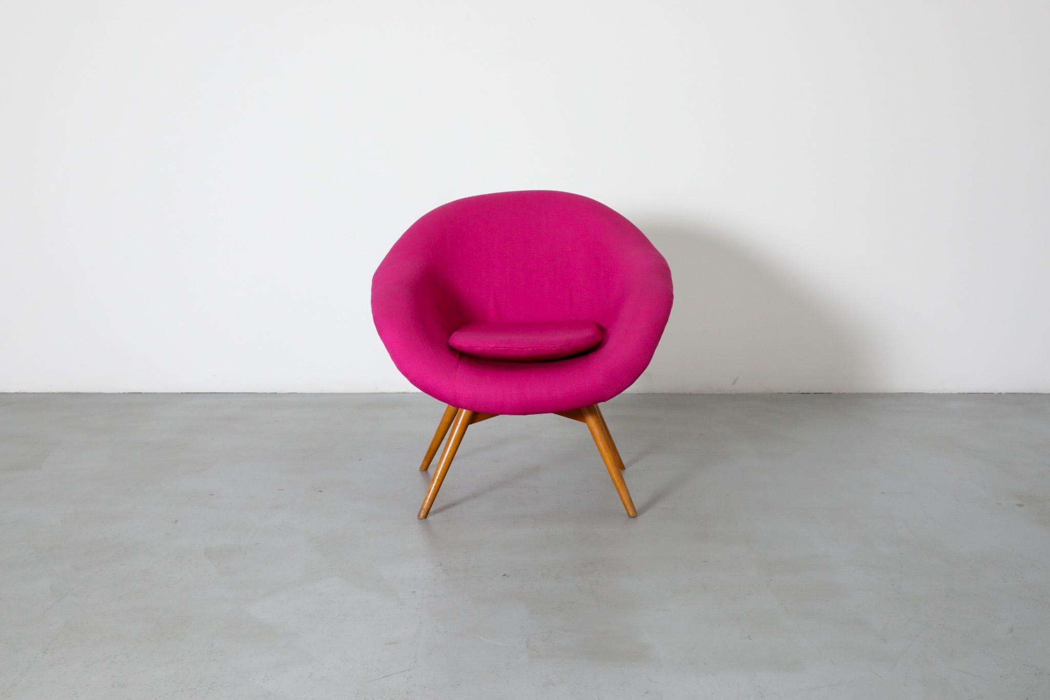 Silla Bucket Lounge de Miroslav Navrátil para Vertex en tapicería New Fuschia en venta 1