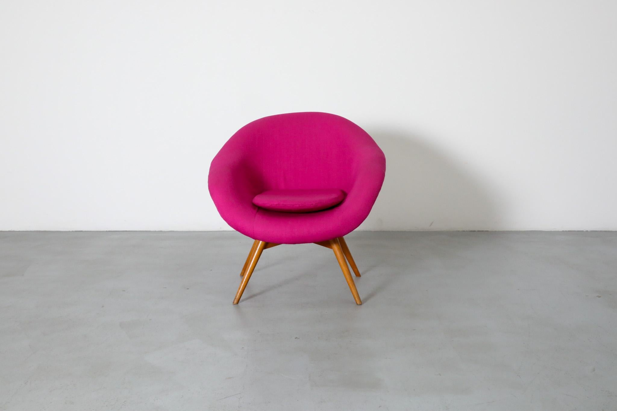 Silla Bucket Lounge de Miroslav Navrátil para Vertex en tapicería New Fuschia en venta 2