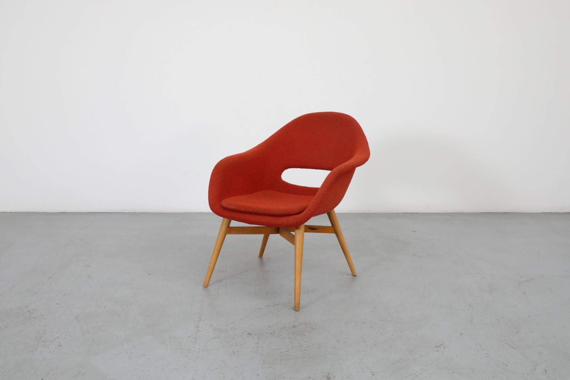 Assortiment de chaises longues baquets de Miroslav Navrátil pour Condit en état d'origine avec une usure visible et dont beaucoup ont besoin d'être retapissées. Très usé. Les pieds sont en bouleau conique avec des détails en contreplaqué plié.