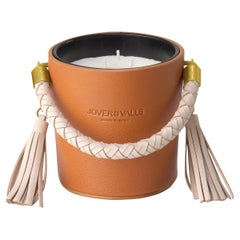 Portacandele in pelle naturale Tan Bucket, candela Spring Flowers & Citrus da 21 once
