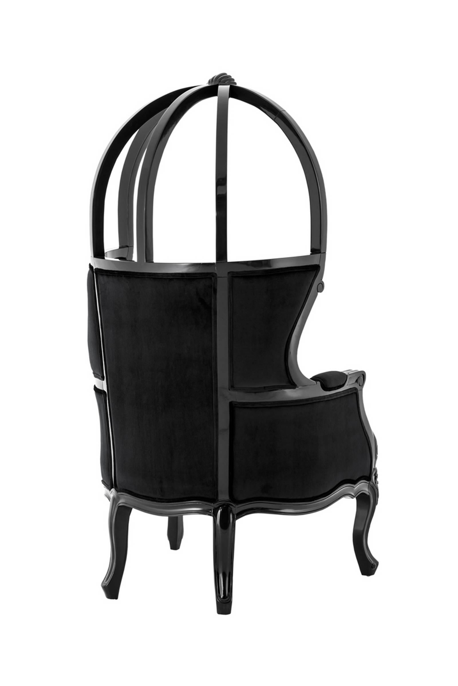 Sessel Buckingham mit Struktur in
Massivholz, schwarz lackiert
und mit schwarzem Samt überzogen.
     