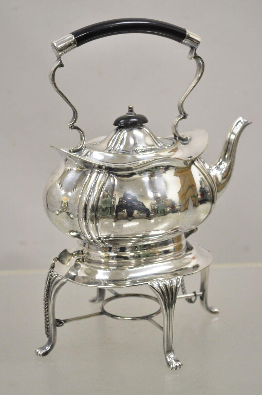 Antigua tetera de punta victoriana chapada en plata de Buckingshire Sheffield Inglaterra y soporte. El artículo presenta un diseño de punta único con pasadores de 