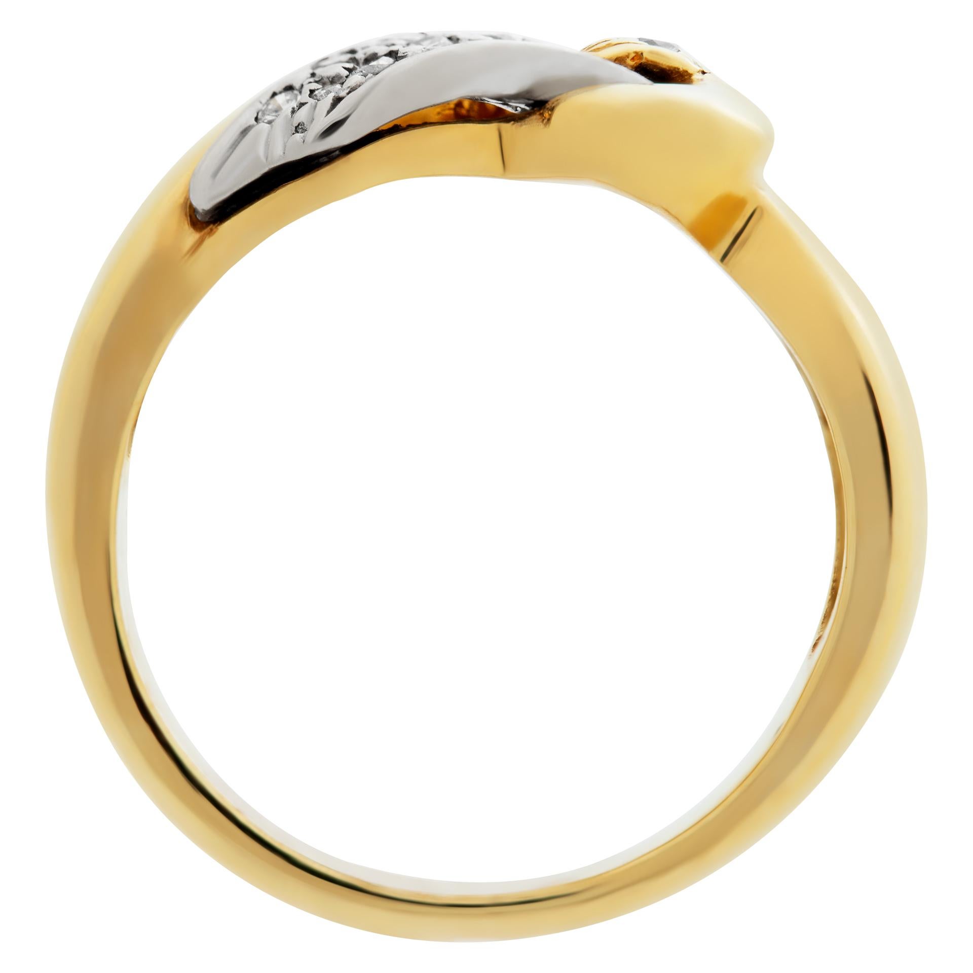 Bague à boucle en or jaune 18 carats avec accents de diamants Pour femmes en vente