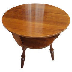 Bucks County, zweistöckiger Tisch aus massivem Kirschbaum-Gueridon-Akzent