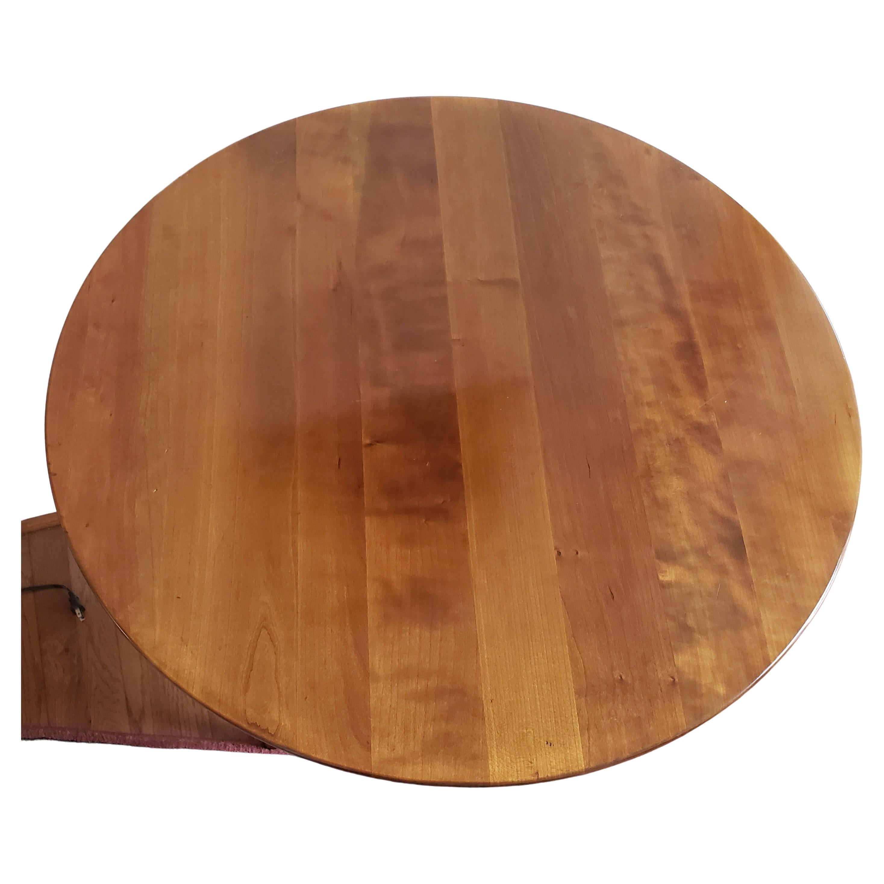 Bucks County, zweistöckiger Tisch aus massivem Kirschbaum-Gueridon-Akzent (Land) im Angebot