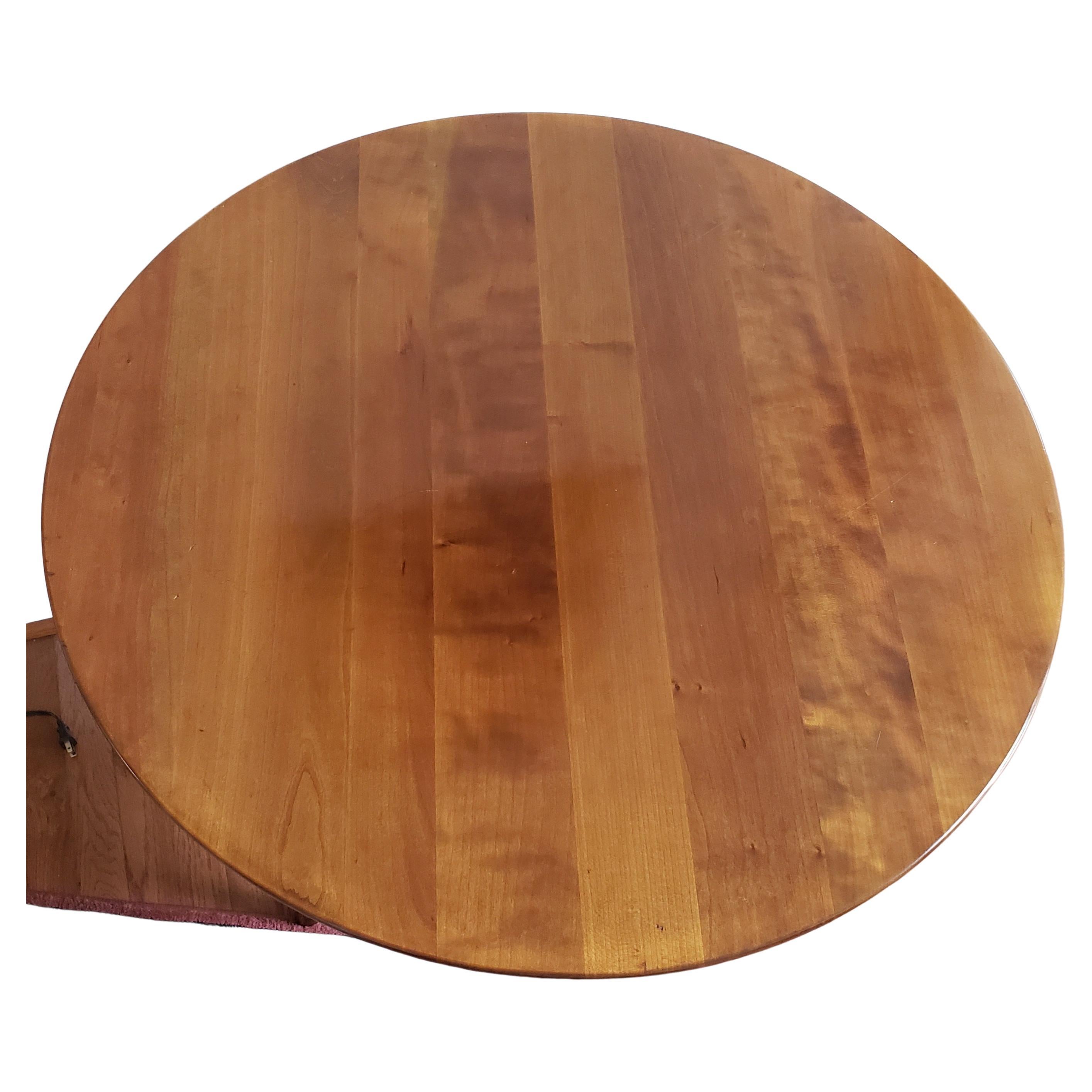 Bucks County, zweistöckiger Tisch aus massivem Kirschbaum-Gueridon-Akzent (amerikanisch) im Angebot