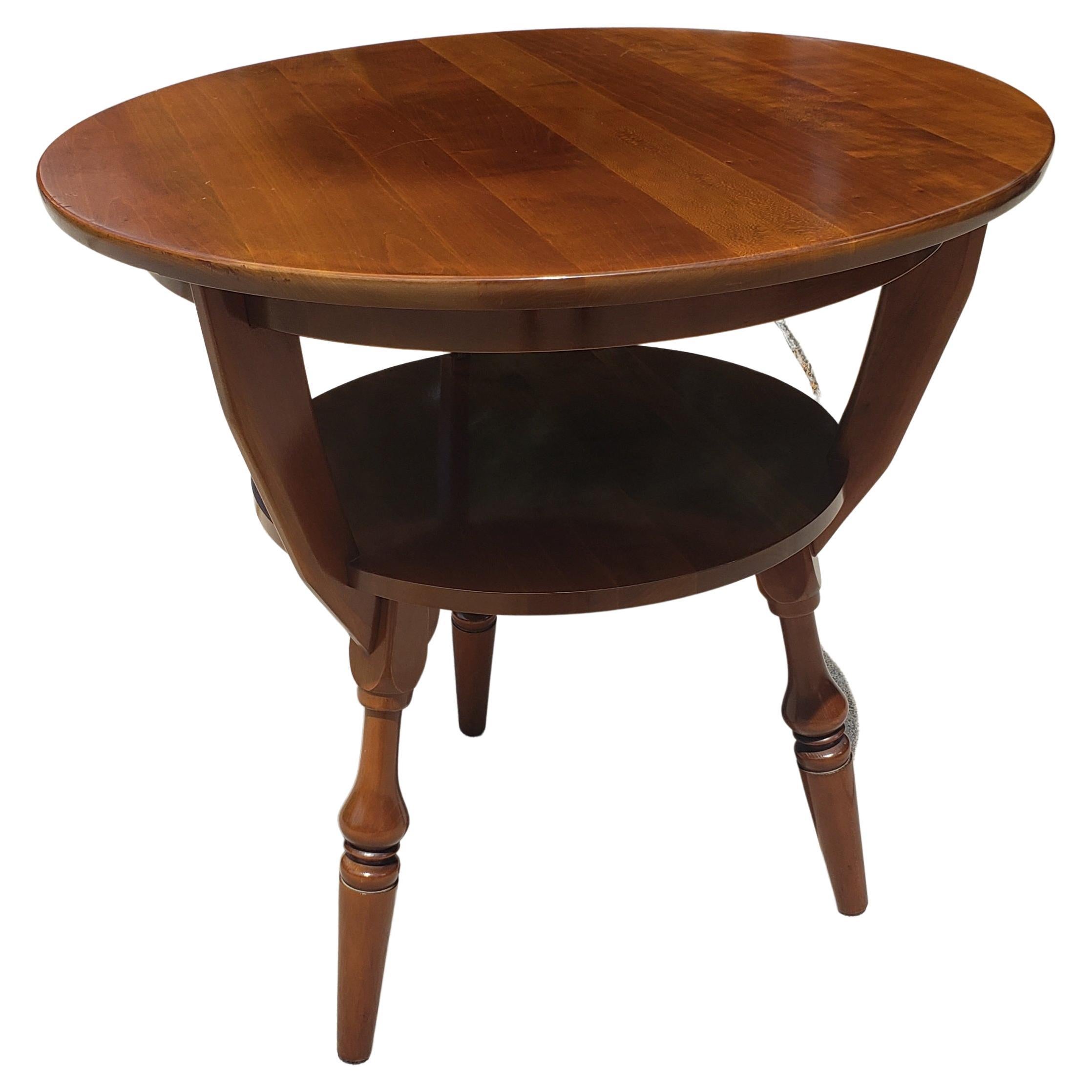 Bucks County, zweistöckiger Tisch aus massivem Kirschbaum-Gueridon-Akzent (Holzarbeit) im Angebot