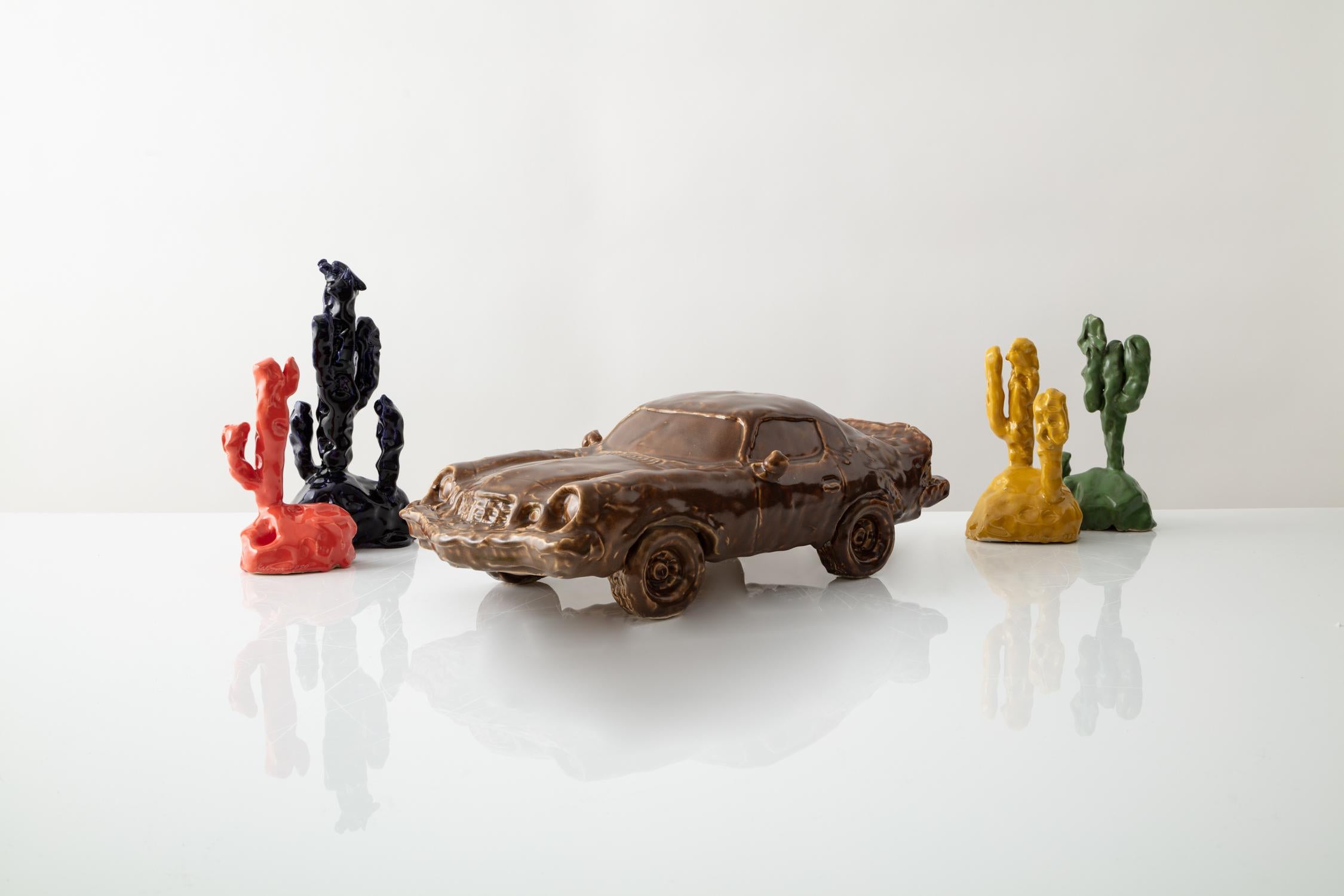 Sculpture de voiture en céramique émaillée « Buckskin Camaro » (Buckskin Camaro) en vente 2