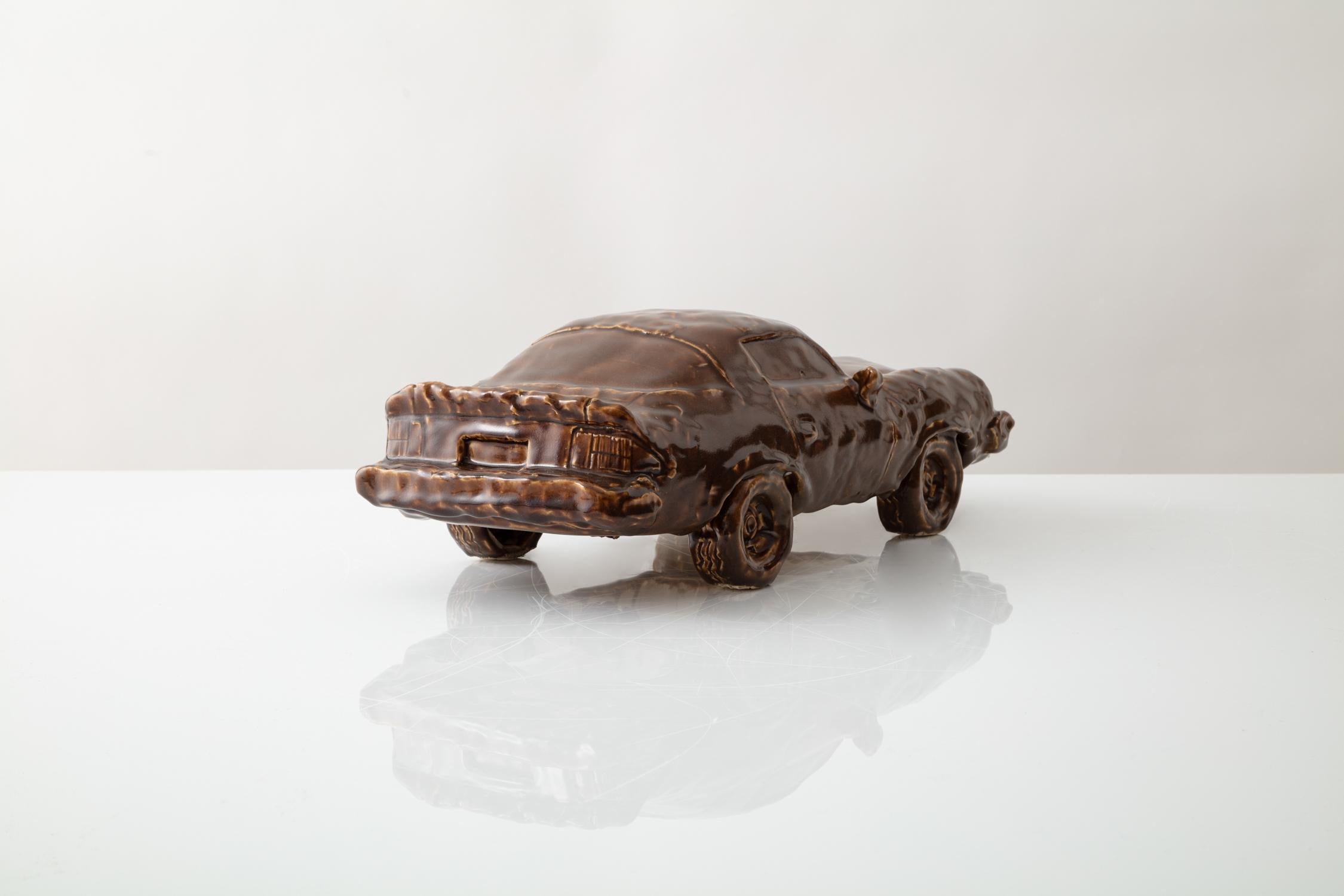 Moderne Sculpture de voiture en céramique émaillée « Buckskin Camaro » (Buckskin Camaro) en vente