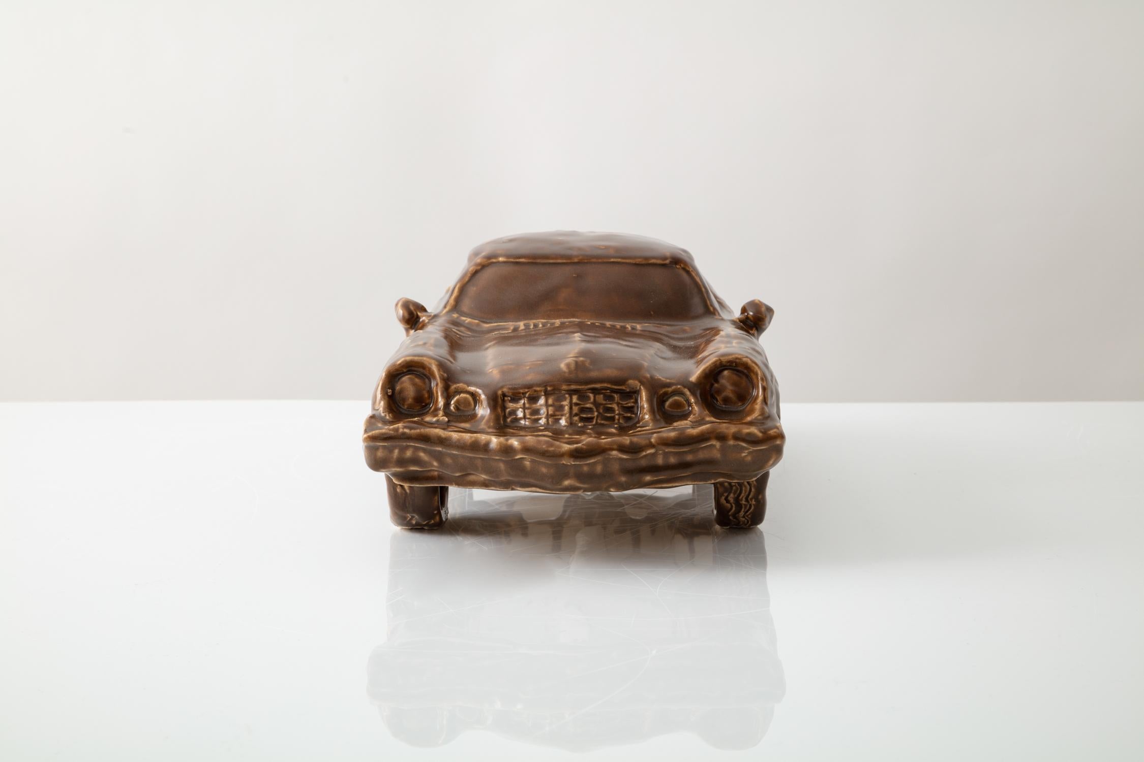 Vernissé Sculpture de voiture en céramique émaillée « Buckskin Camaro » (Buckskin Camaro) en vente