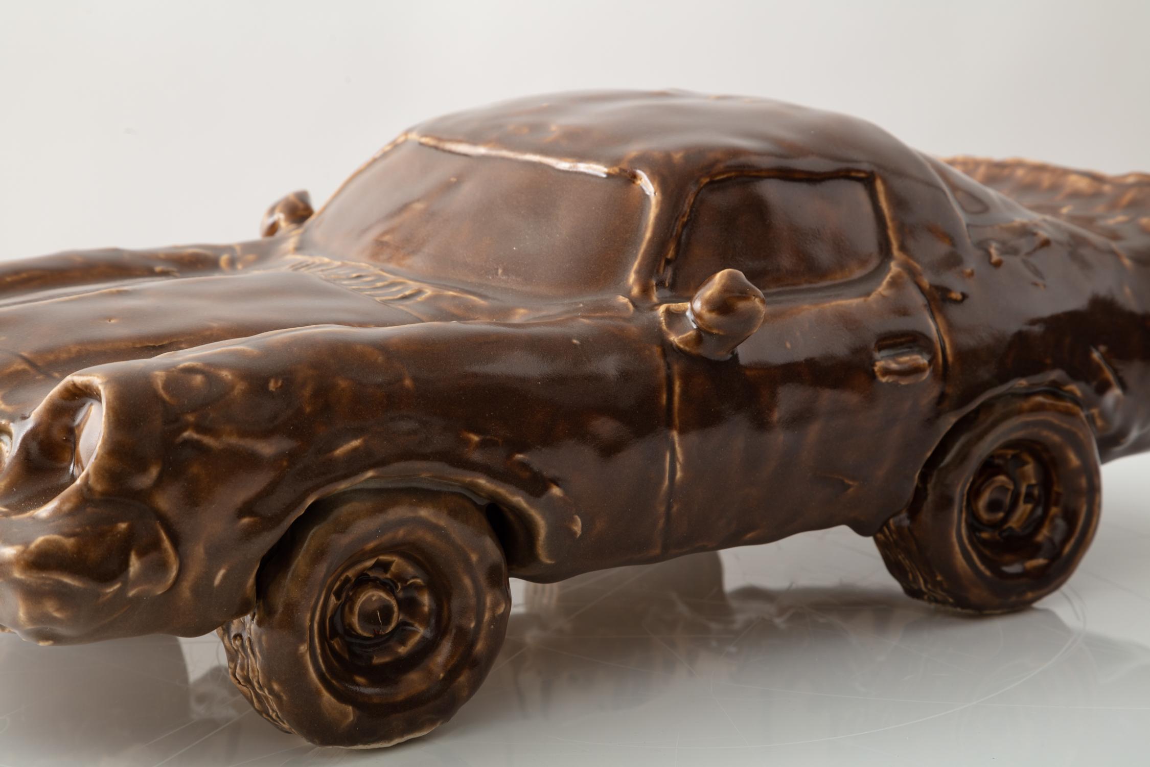 Sculpture de voiture en céramique émaillée « Buckskin Camaro » (Buckskin Camaro) Neuf - En vente à Brooklyn, NY