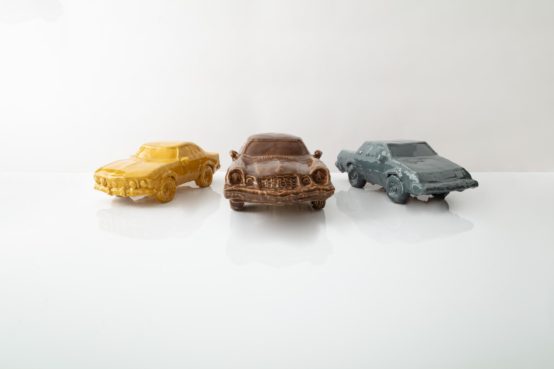 Céramique Sculpture de voiture en céramique émaillée « Buckskin Camaro » (Buckskin Camaro) en vente