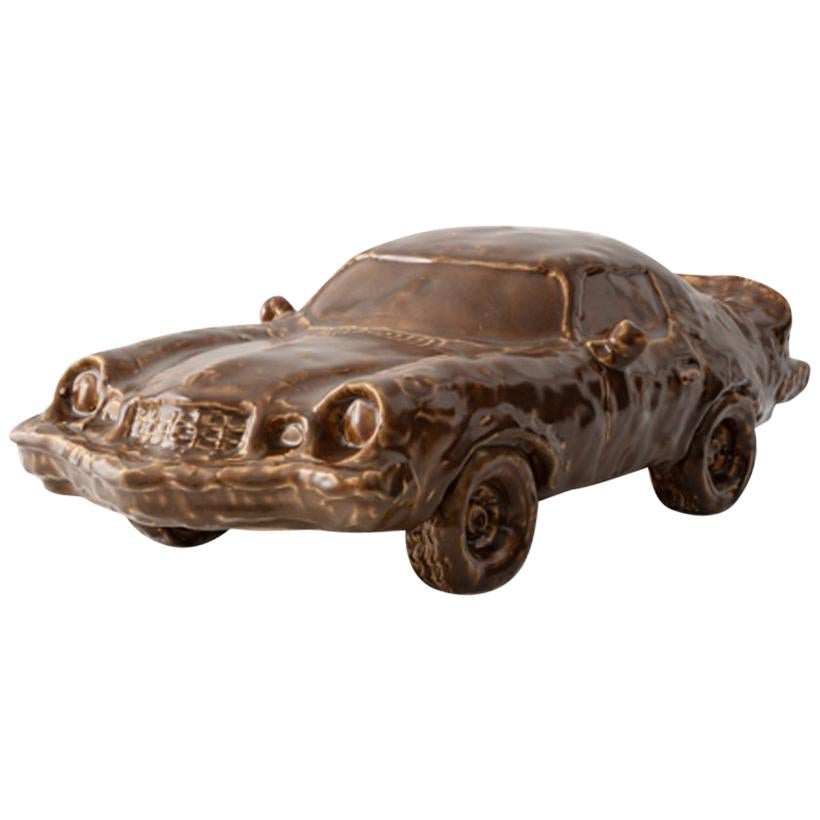 „Buckskin Camaro“ Glasierte Keramik-Auto-Skulptur