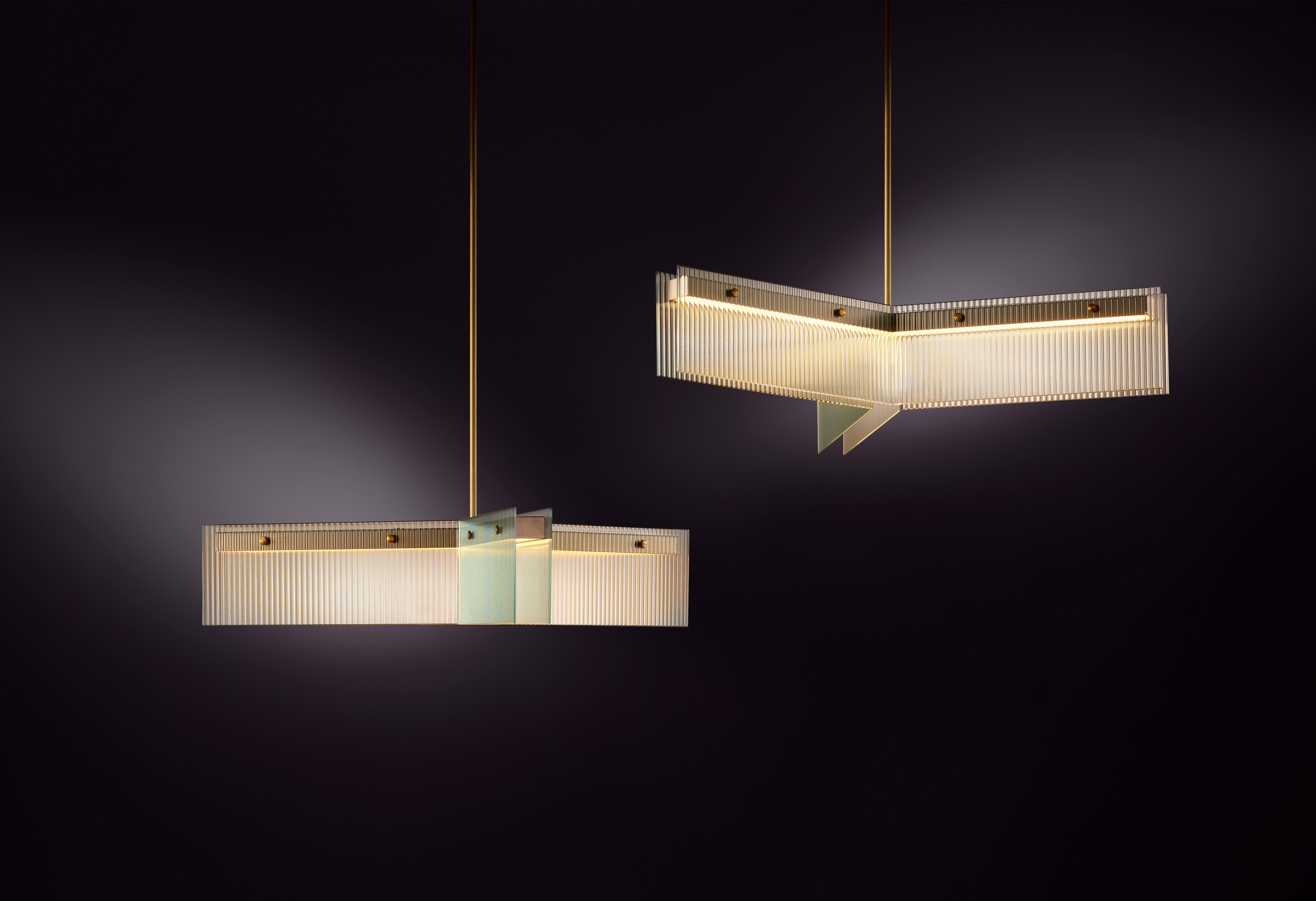 Postmoderno Lampada a sospensione a tre bracci angolari in ottone e alluminio di Christopher Boots in vendita