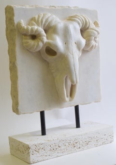 bucranio", escultura de mármol blanco de Carrara