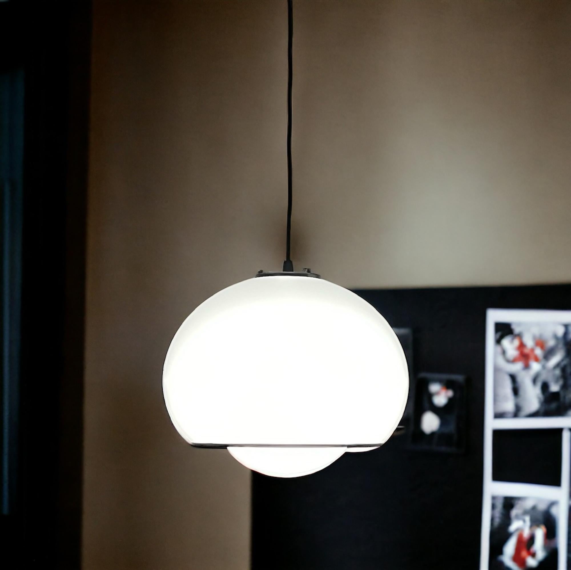 Lampe suspendue Harvey Guzzini, chef-d'œuvre emblématique de l'ère spatiale 3029 en vente 4