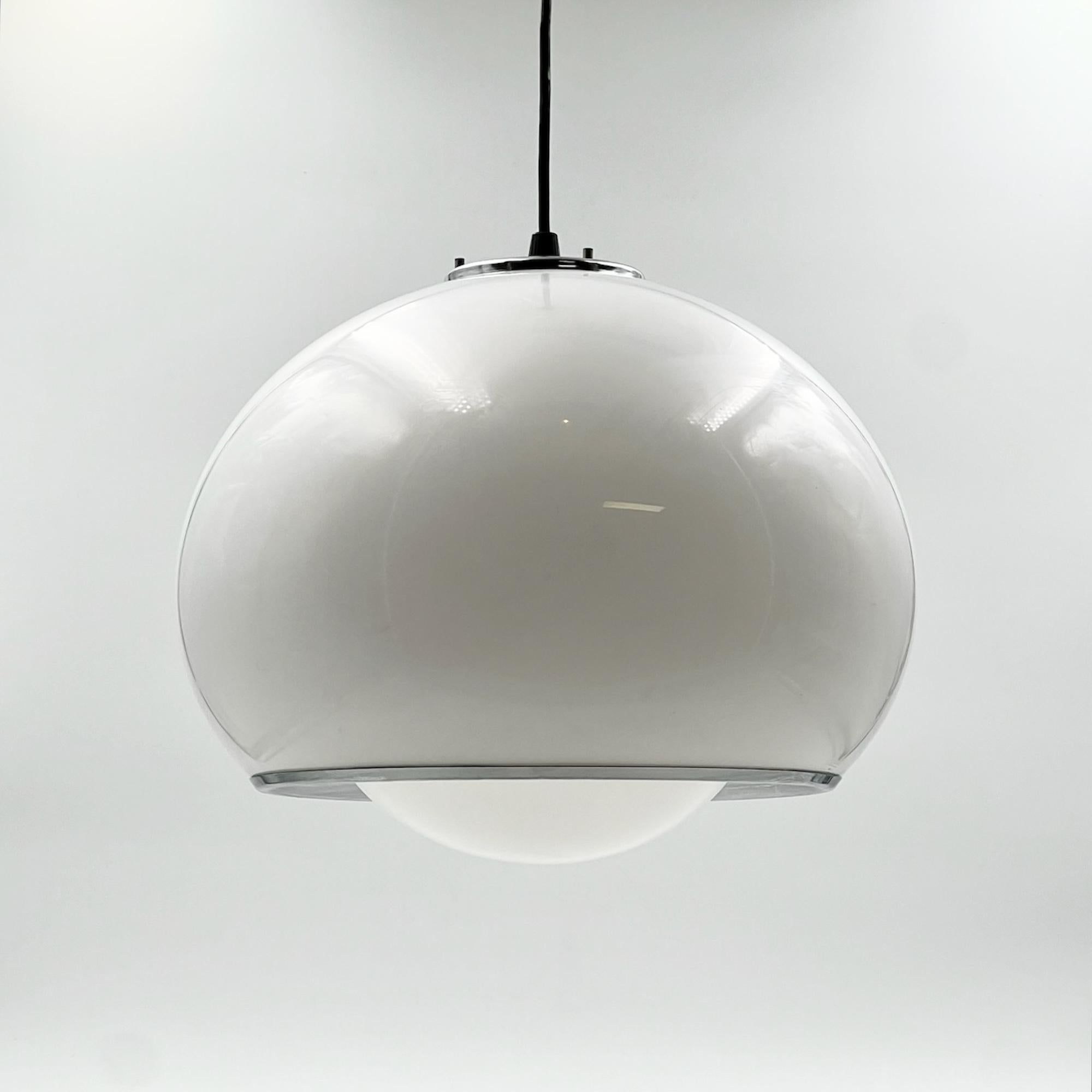 Illuminez votre espace avec l'élégance intemporelle de la lampe suspendue Bud 3029, un chef-d'œuvre emblématique du cœur de l'ère du Design AGE. Conçue par la célèbre équipe du Studio 6G pour Harvey Guzzini en 1968, cette superbe lampe suspendue